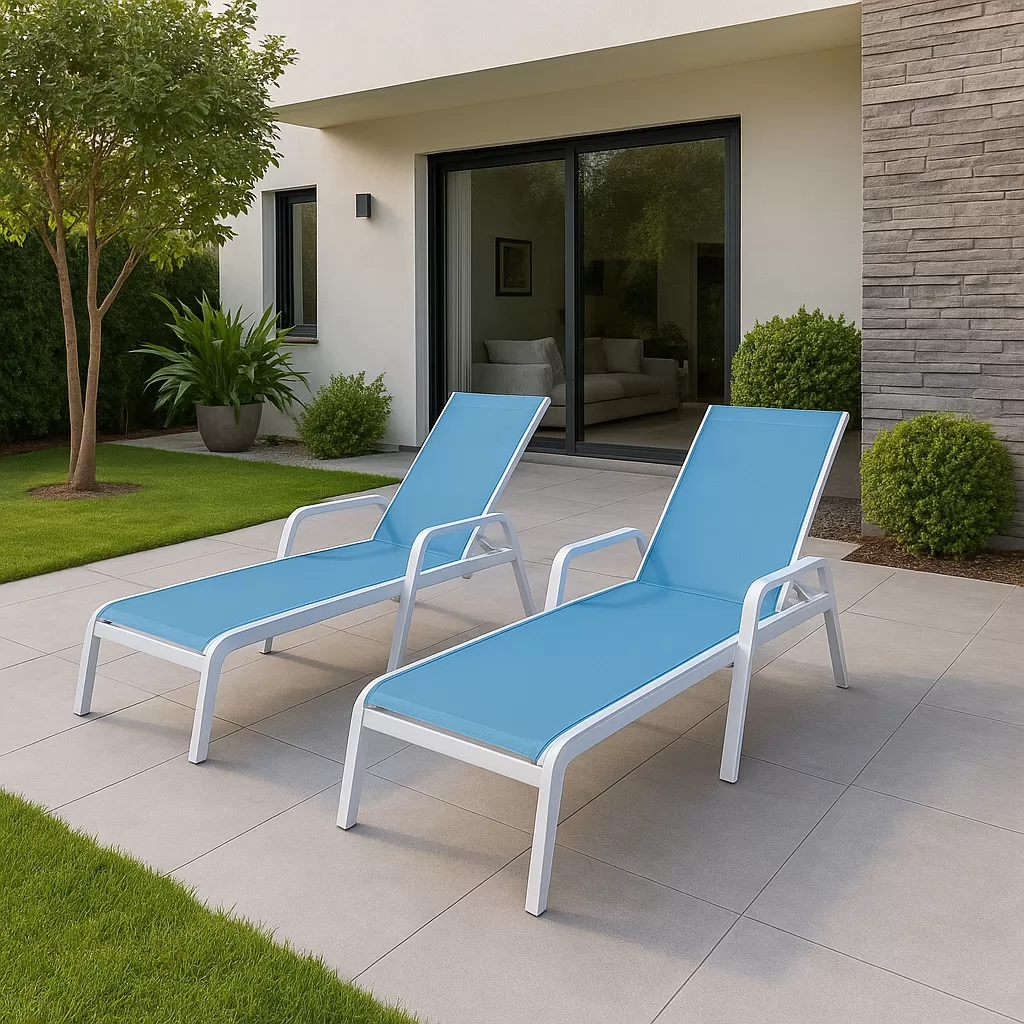 Kit com 2 Espreguiçadeiras para Piscina Summer - Alumínio Branco, Tela Sling Azul Claro | Empilhável