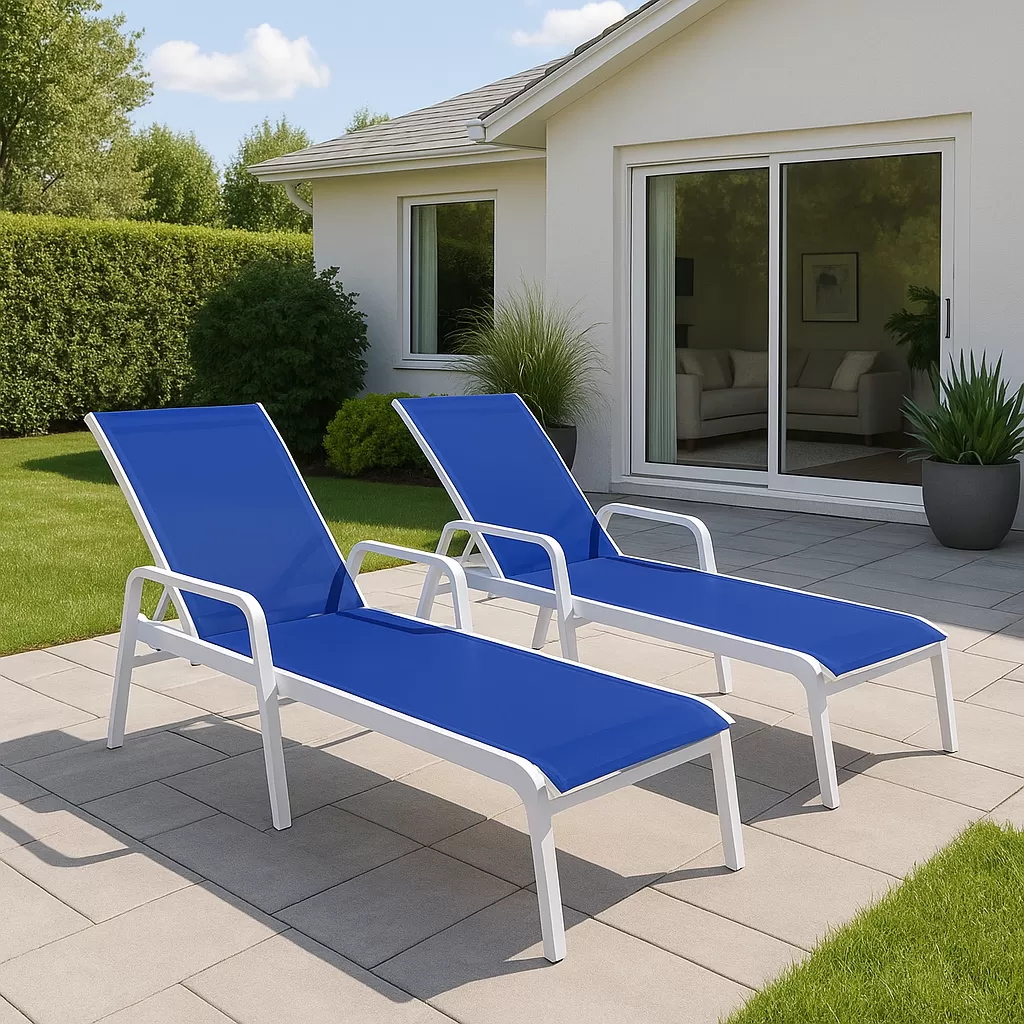 Kit com 2 Espreguiçadeiras para Piscina Summer - Alumínio Branco, Tela Sling Azul Escuro | Empilhável