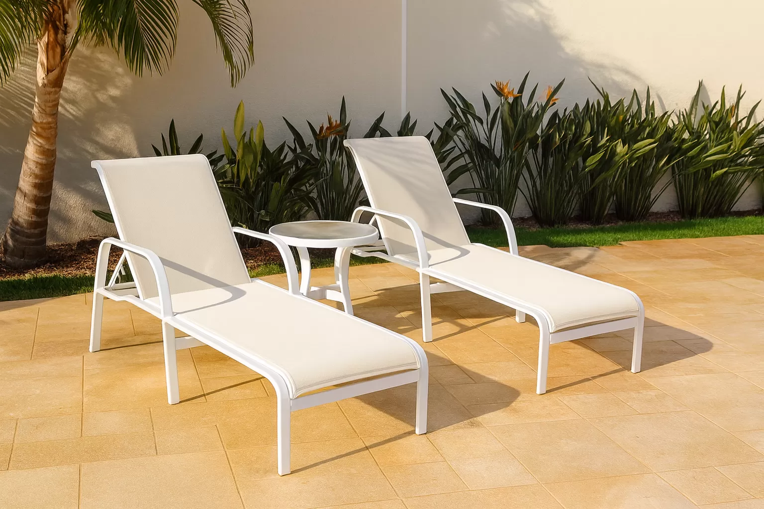 Kit com 2 Espreguiçadeiras para Piscina Summer - Alumínio Branco, Tela Sling Branca | Empilhável