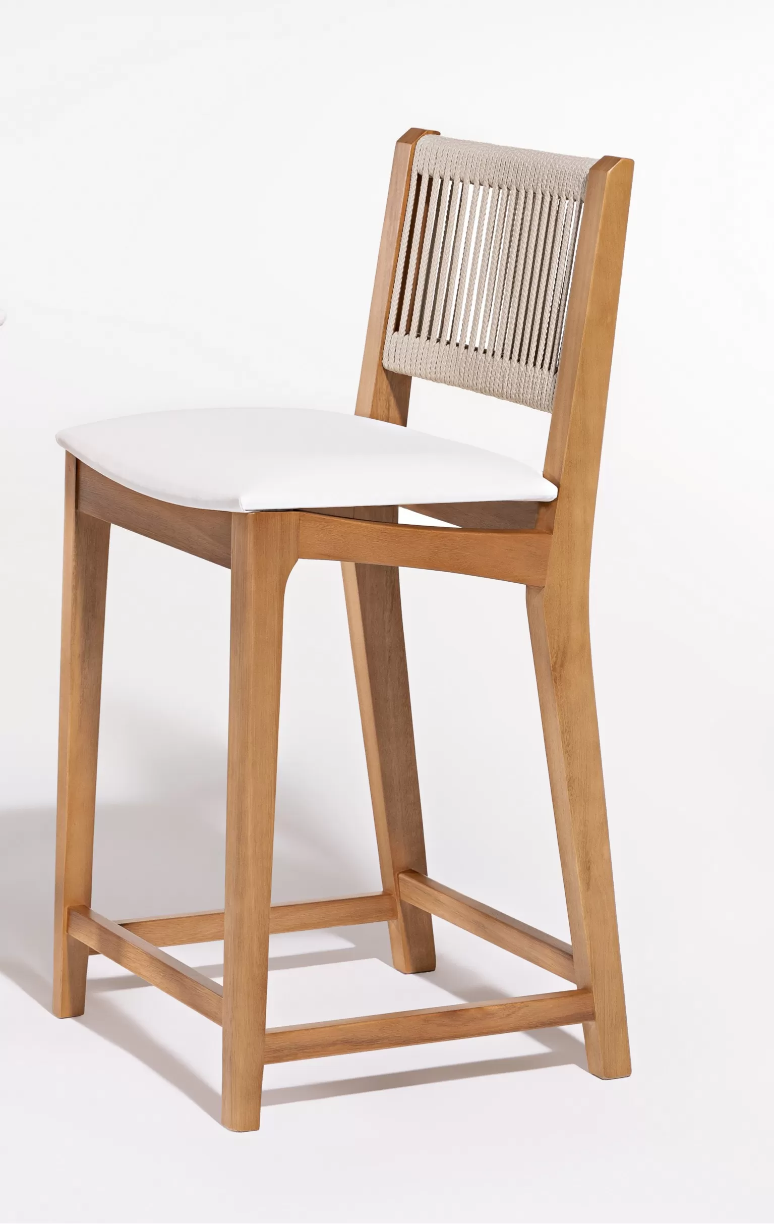 Banqueta TUNE Baixa - Para Área Gourmet, com a Assento Estofado e Encosto em Corda | Acabamento em Verniz - Espaço Casa e Jardim