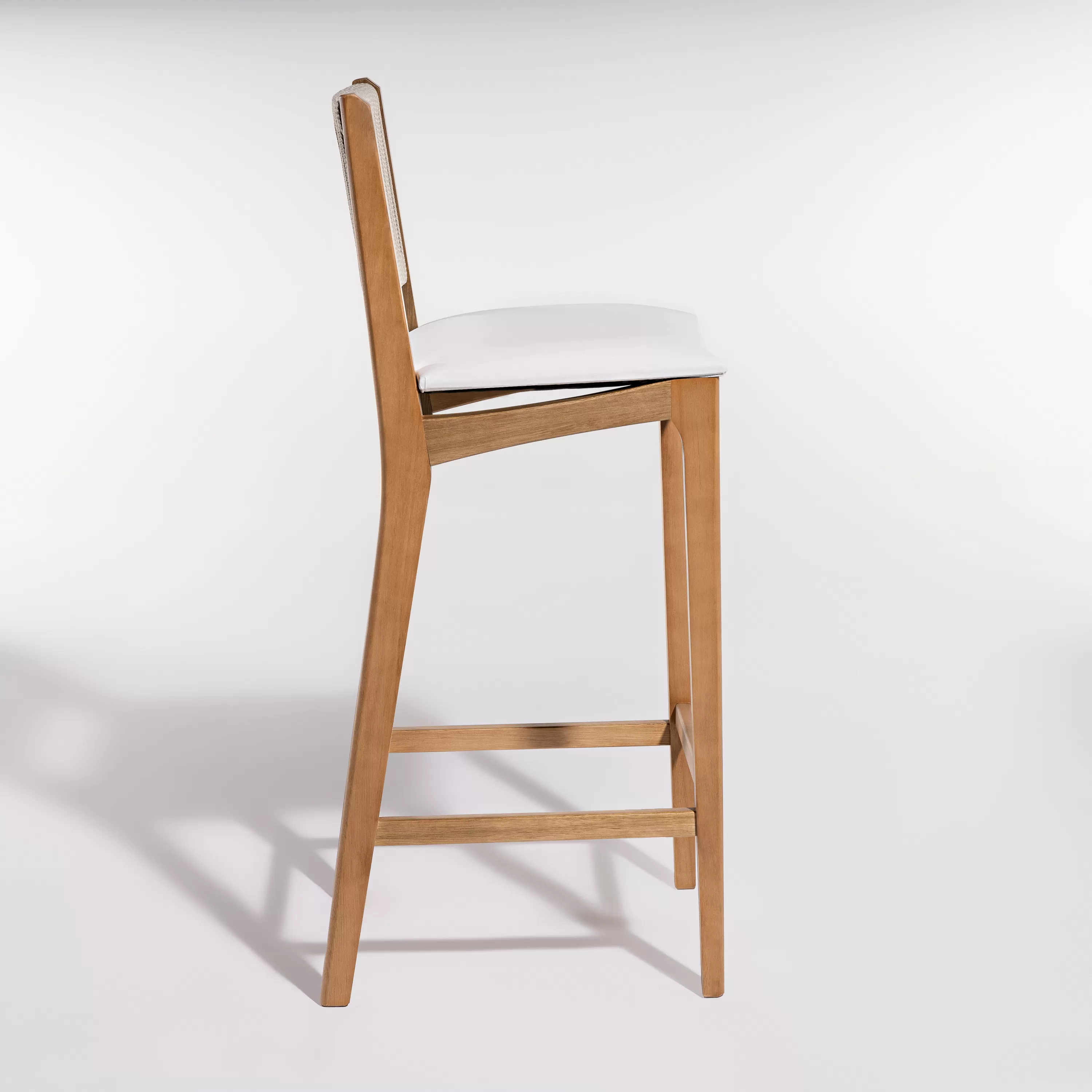 Banqueta TUNE Alta - Para Área Gourmet, com a Assento Estofado e Encosto em Corda | Acabamento em Verniz - Espaço Casa e Jardim