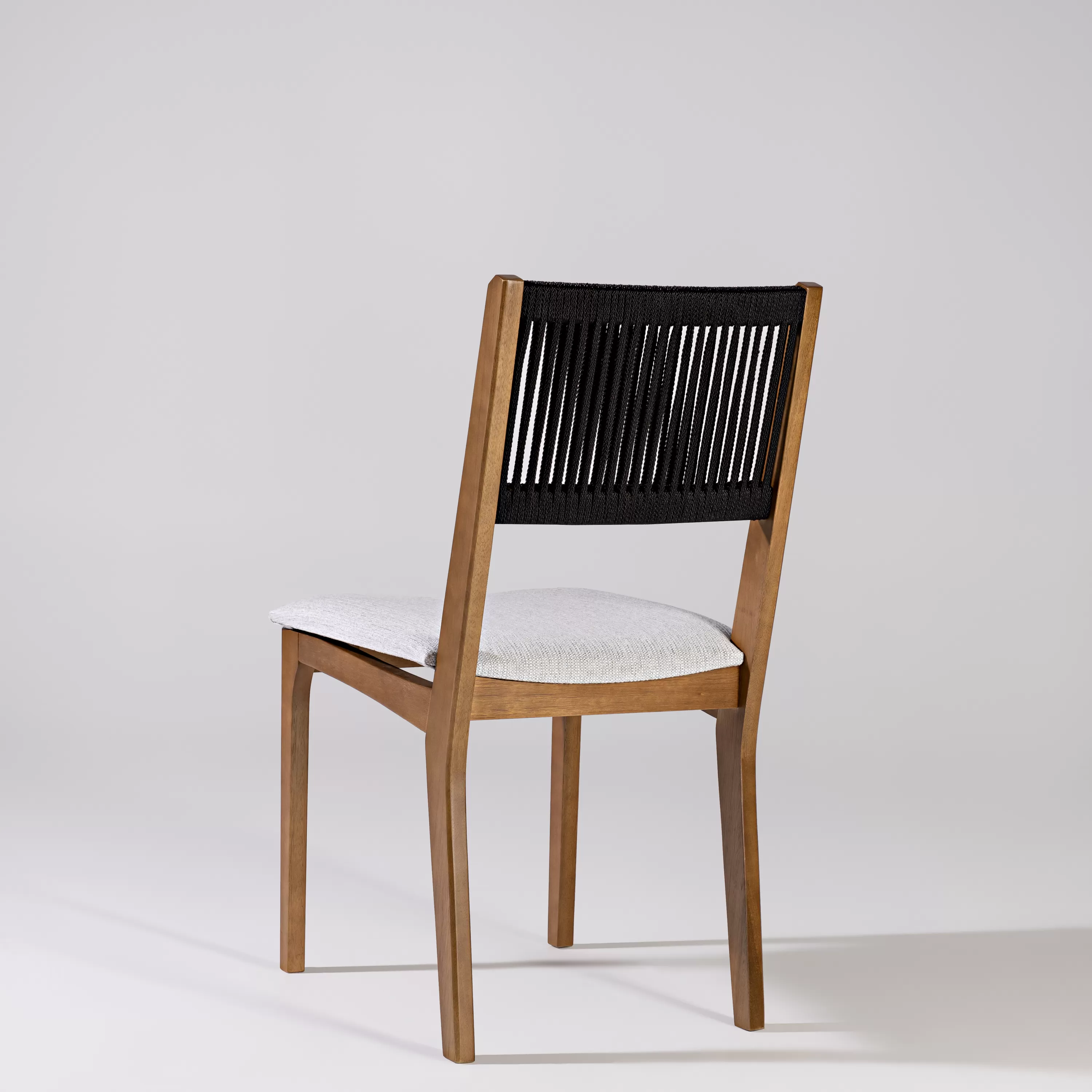 Cadeira em Madeira Tune, com assento estofado e encosto em Corda Náutica | Espaço Casa e Jardim