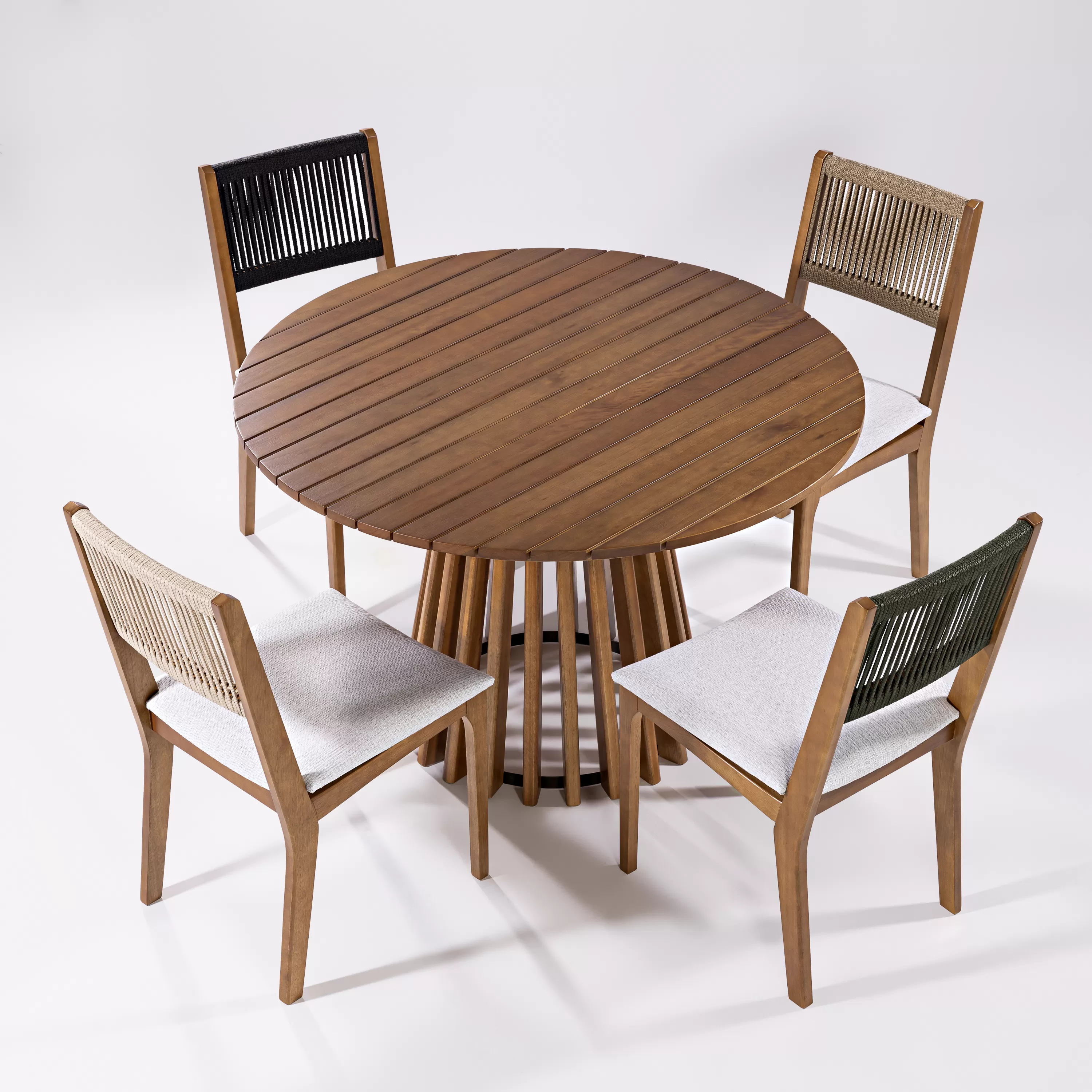 Cadeira em Madeira Tune, com assento estofado e encosto em Corda Náutica | Espaço Casa e Jardim