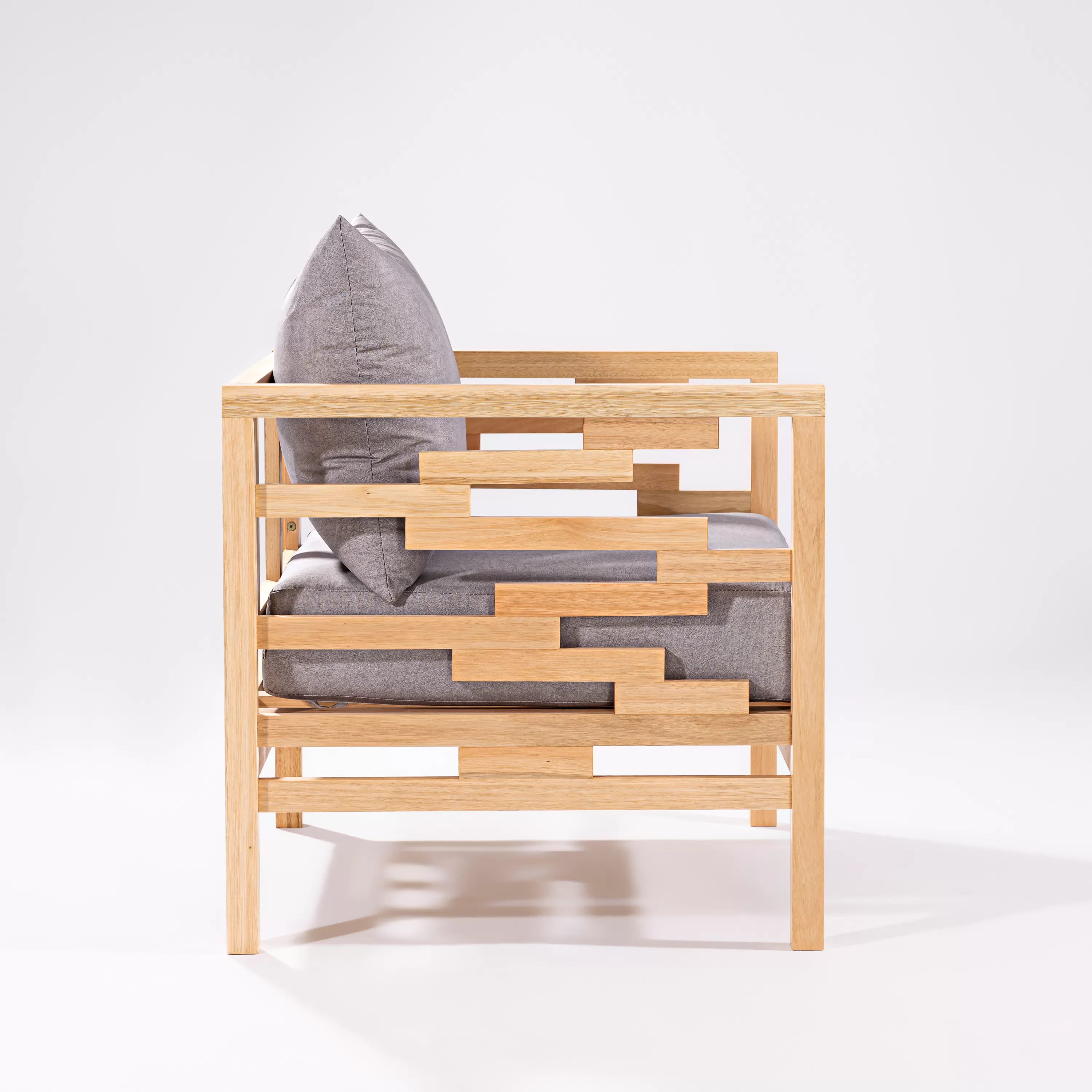 Poltrona Grécia para Área Gourmet, em Madeira e Estofado - 1 Lugar | Acabamento em Verniz - Espaço Casa e Jardim