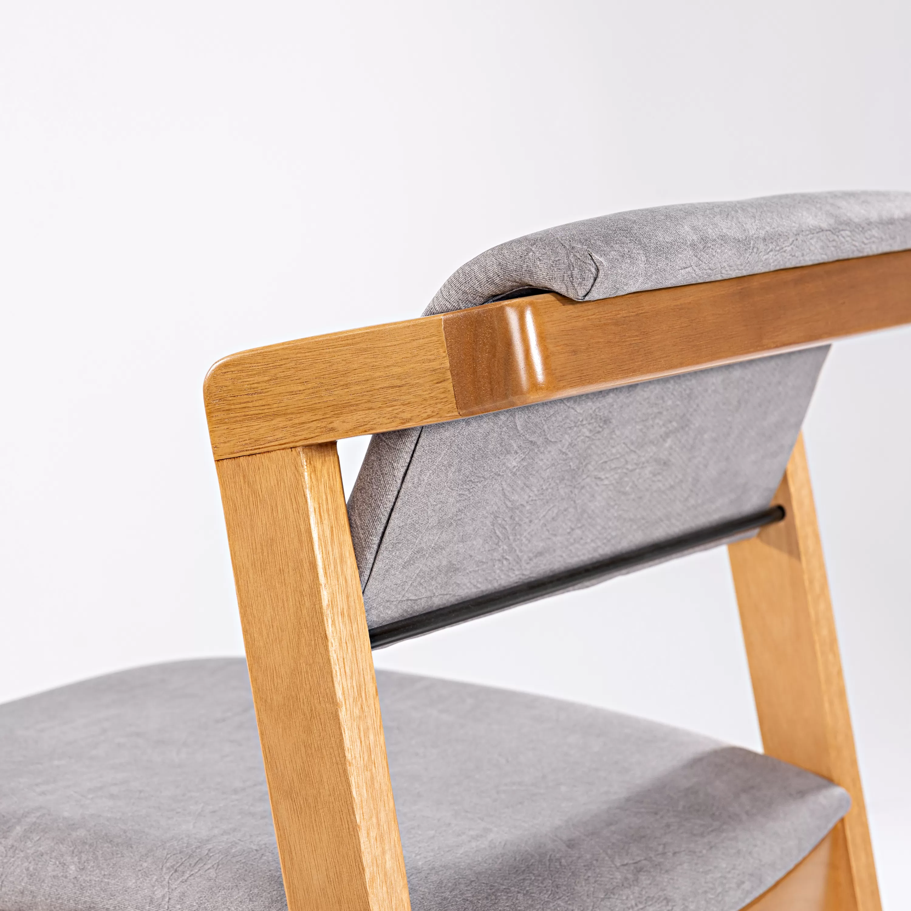 Banqueta Davos para Área Gourmet em Madeira, assento e encosto estofado | Acabamento em Verniz - Espaço Casa e Jardim