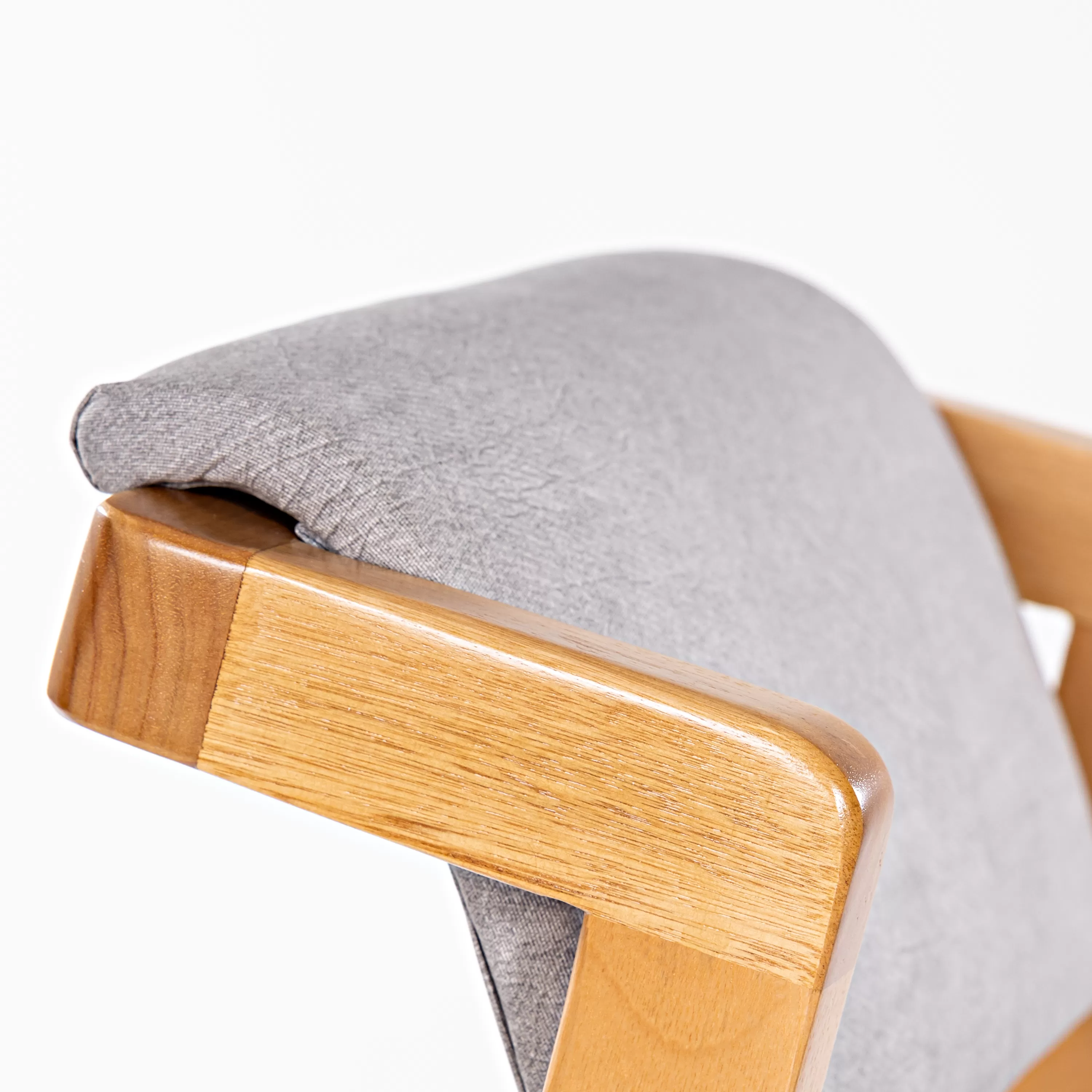 Banqueta Davos para Área Gourmet em Madeira, assento e encosto estofado | Acabamento em Verniz - Espaço Casa e Jardim