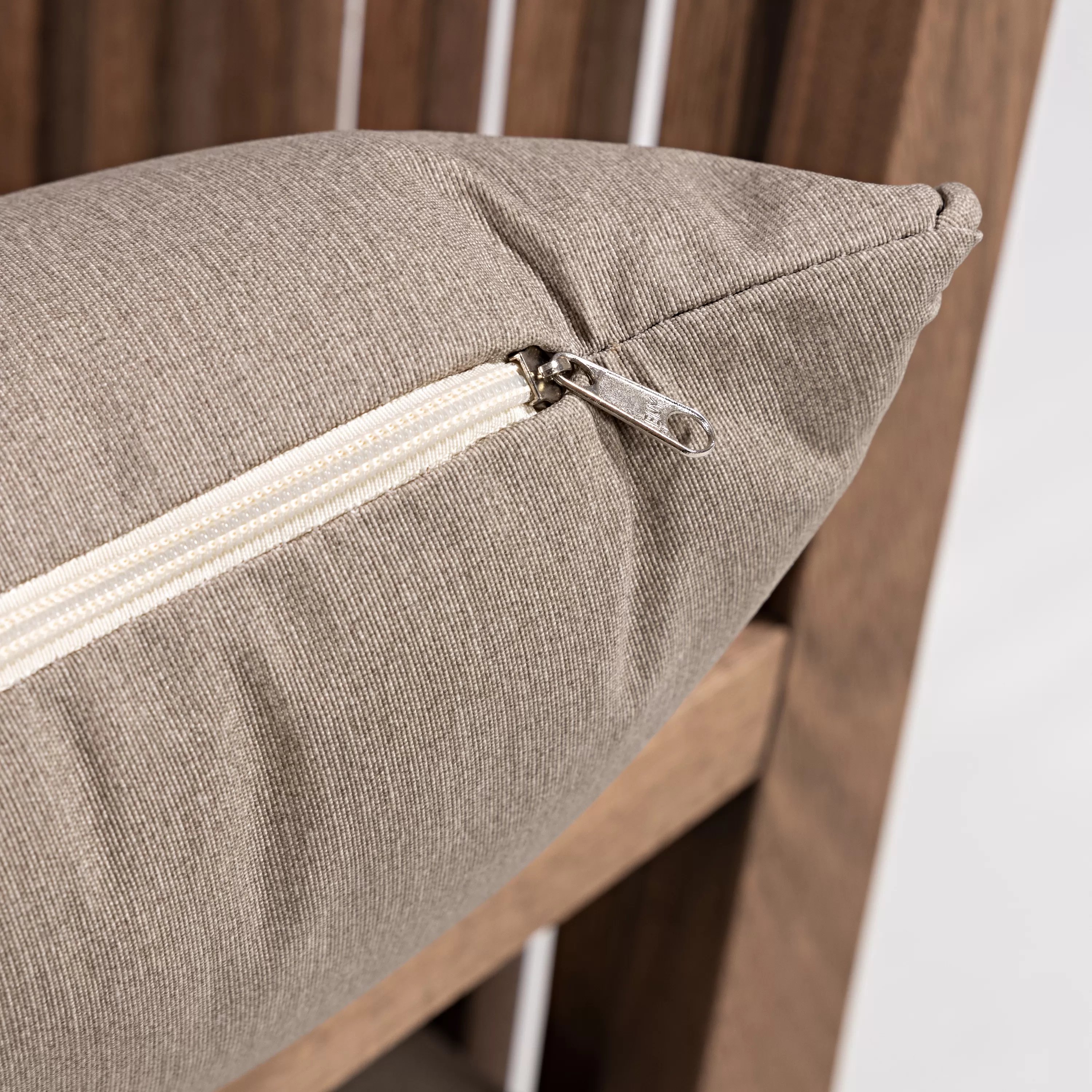 Poltrona Riade para Área Gourmet em Madeira com assento e encosto estofados - 1 Lugar | Acabamento em Verniz - Espaço Casa e Jardim