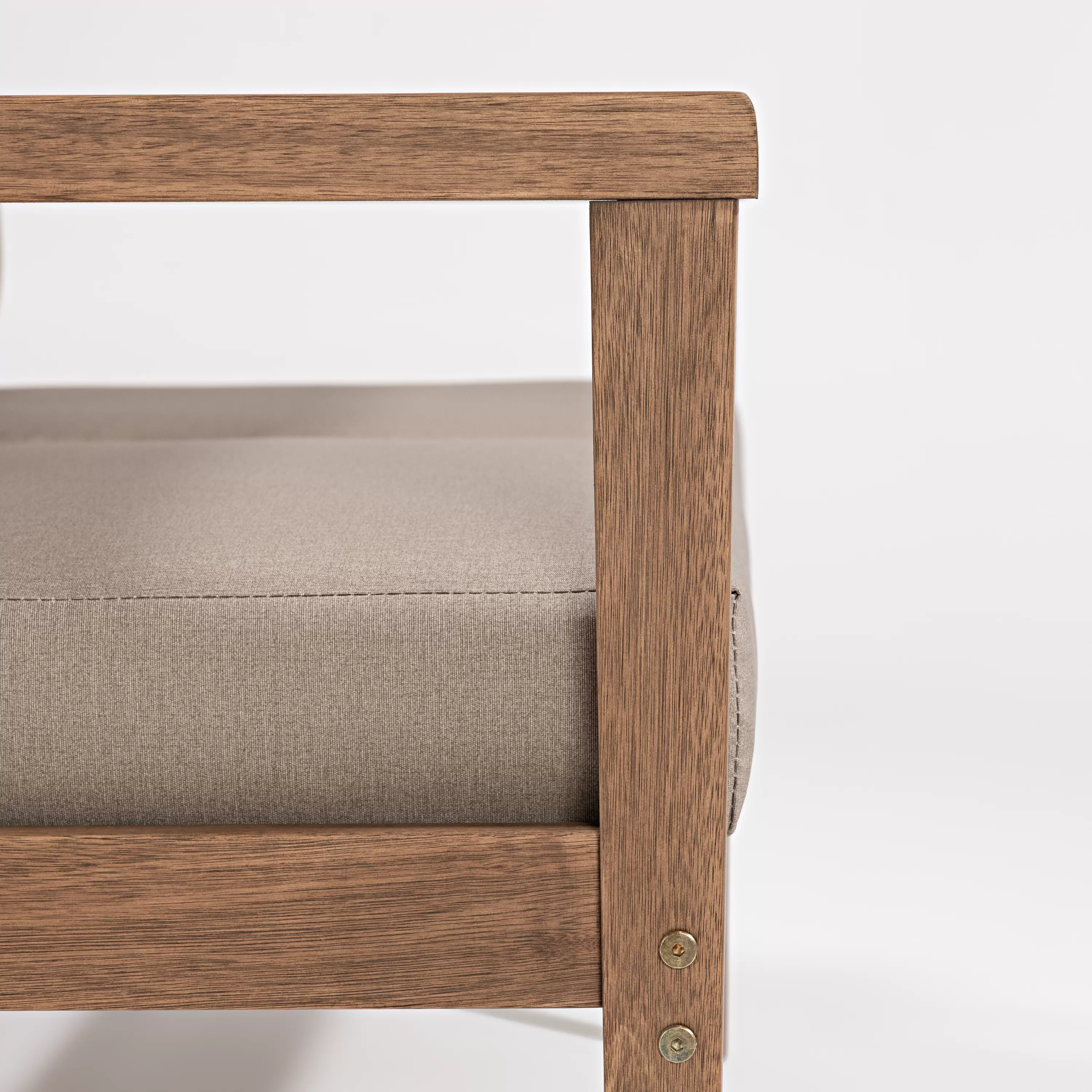 Poltrona Riade para Área Gourmet em Madeira com assento e encosto estofados - 1 Lugar | Acabamento em Verniz - Espaço Casa e Jardim