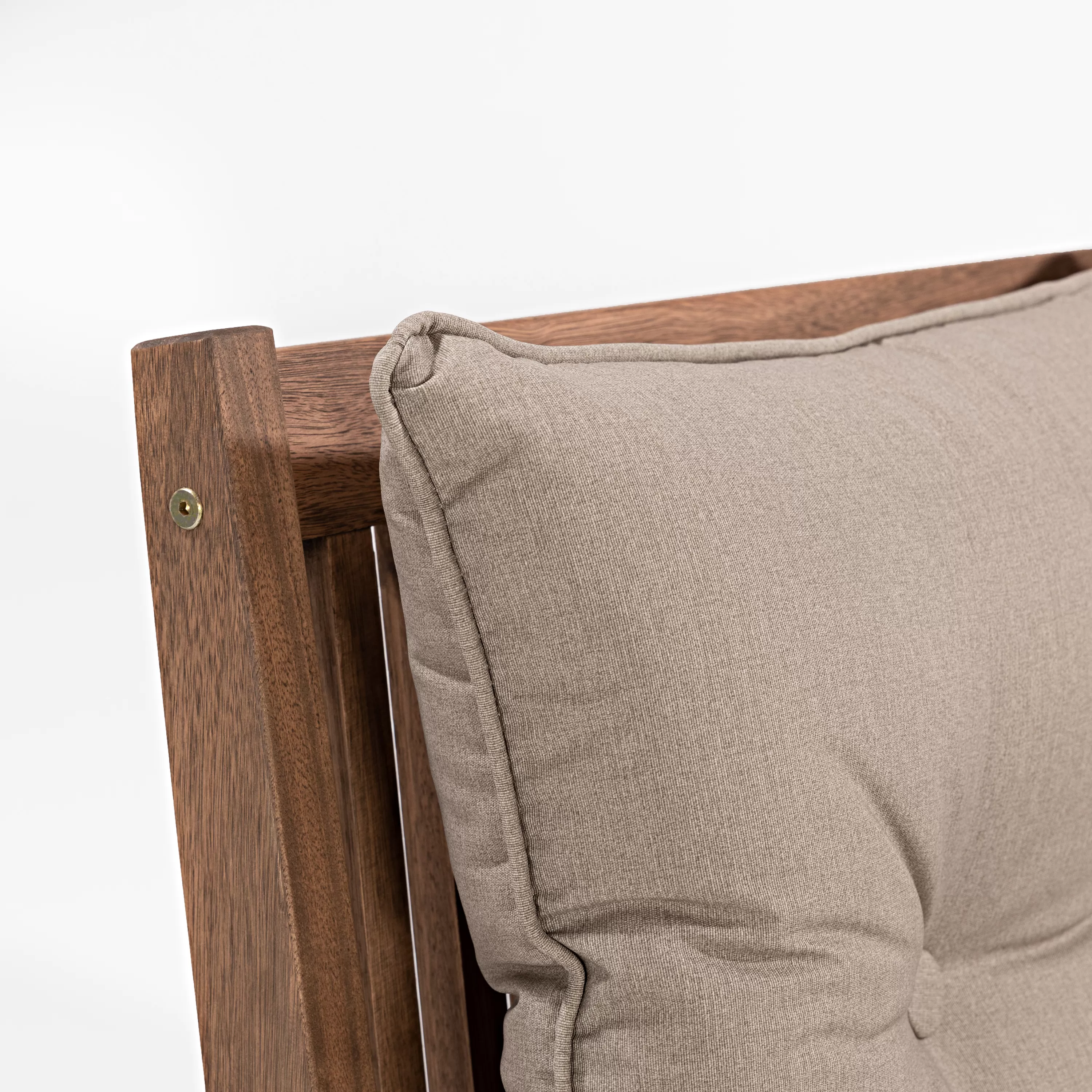 Poltrona Riade para Área Gourmet em Madeira com assento e encosto estofados - 1 Lugar | Acabamento em Verniz - Espaço Casa e Jardim