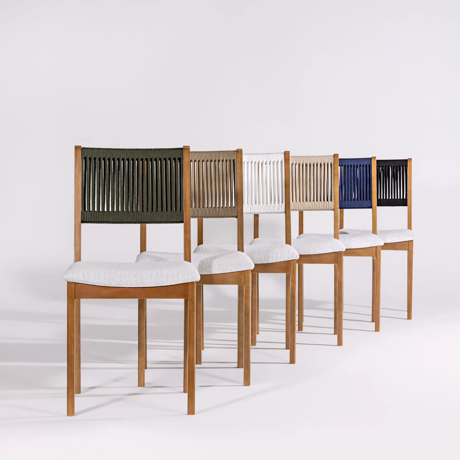 Cadeira em Madeira Tune, com assento estofado e encosto em Corda Náutica | Espaço Casa e Jardim