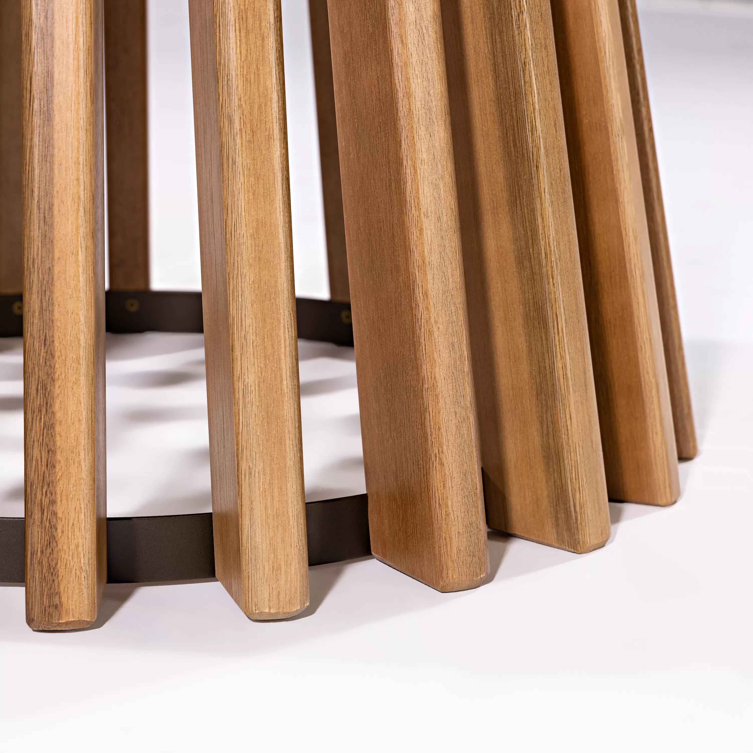 Mesa para Área Gourmet Redonda em Madeira Maya | Acabamento em Verniz - com 1,20 de diâmetro - Espaço Casa e Jardim