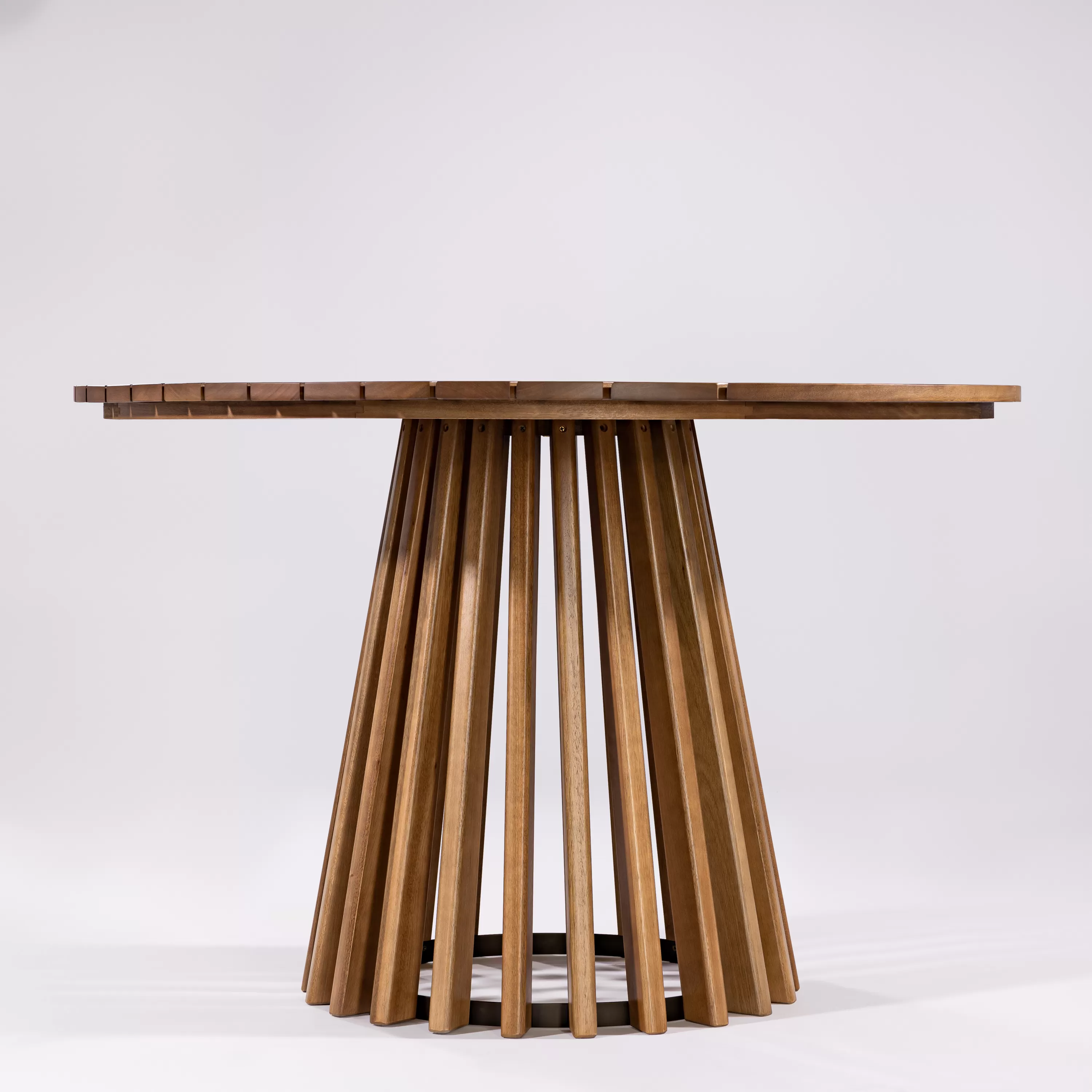 Mesa para Área Gourmet Redonda em Madeira Maya | Acabamento em Verniz - com 1,20 de diâmetro - Espaço Casa e Jardim