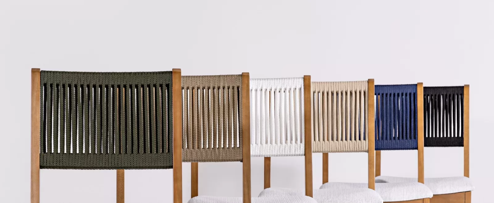 Banqueta TUNE Alta - Para Área Gourmet, com a Assento Estofado e Encosto em Corda | Acabamento em Verniz - Espaço Casa e Jardim