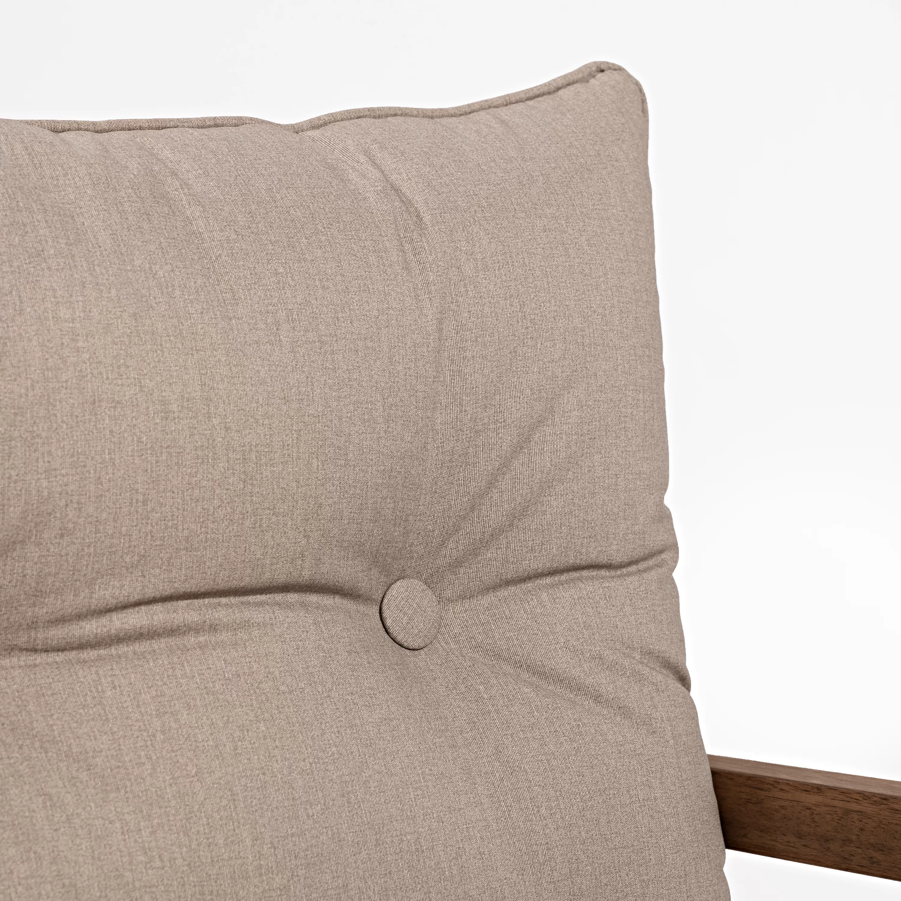 Poltrona Riade para Área Gourmet em Madeira com assento e encosto estofados - 1 Lugar | Acabamento em Verniz - Espaço Casa e Jardim