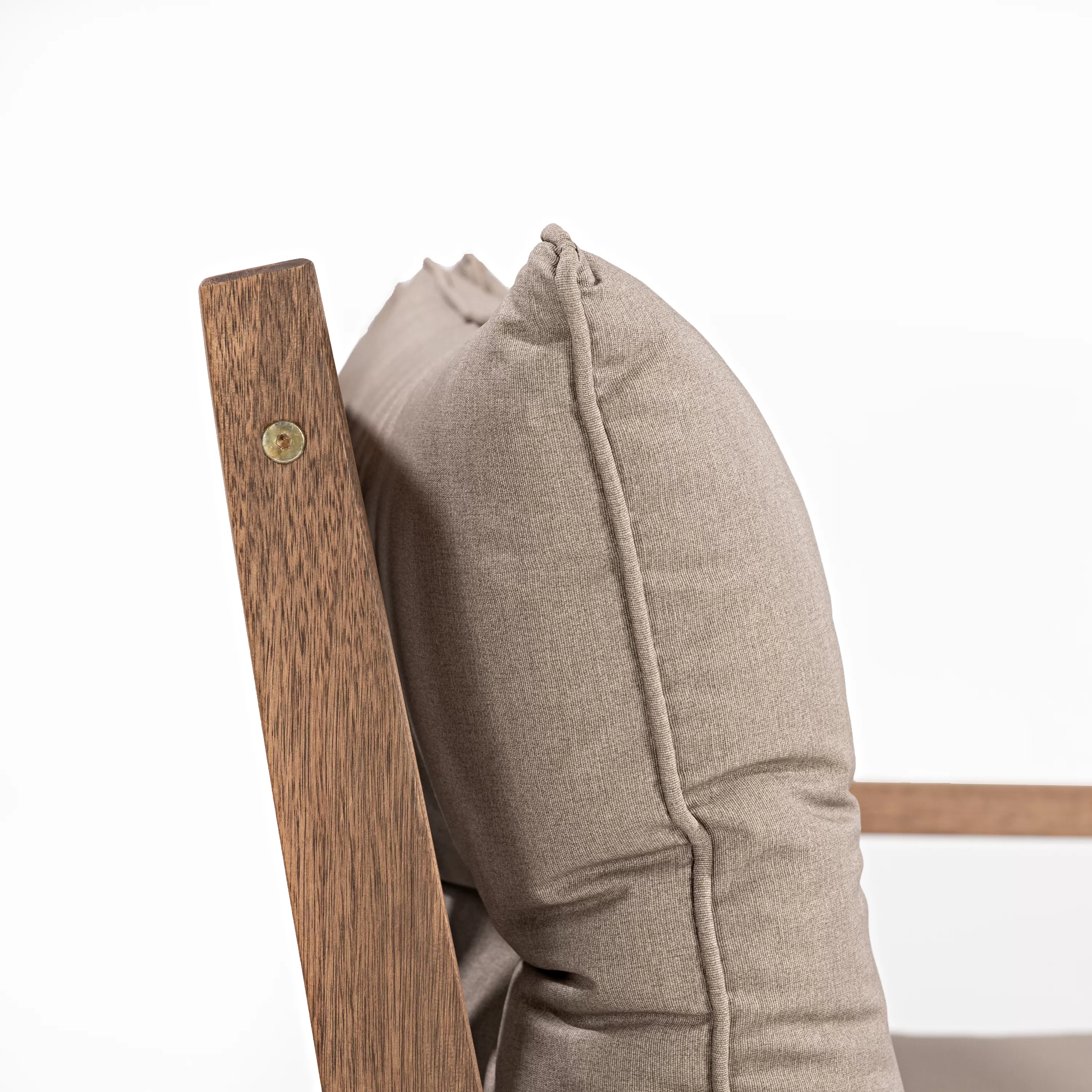 Poltrona Riade para Área Gourmet em Madeira com assento e encosto estofados - 1 Lugar | Acabamento em Verniz - Espaço Casa e Jardim