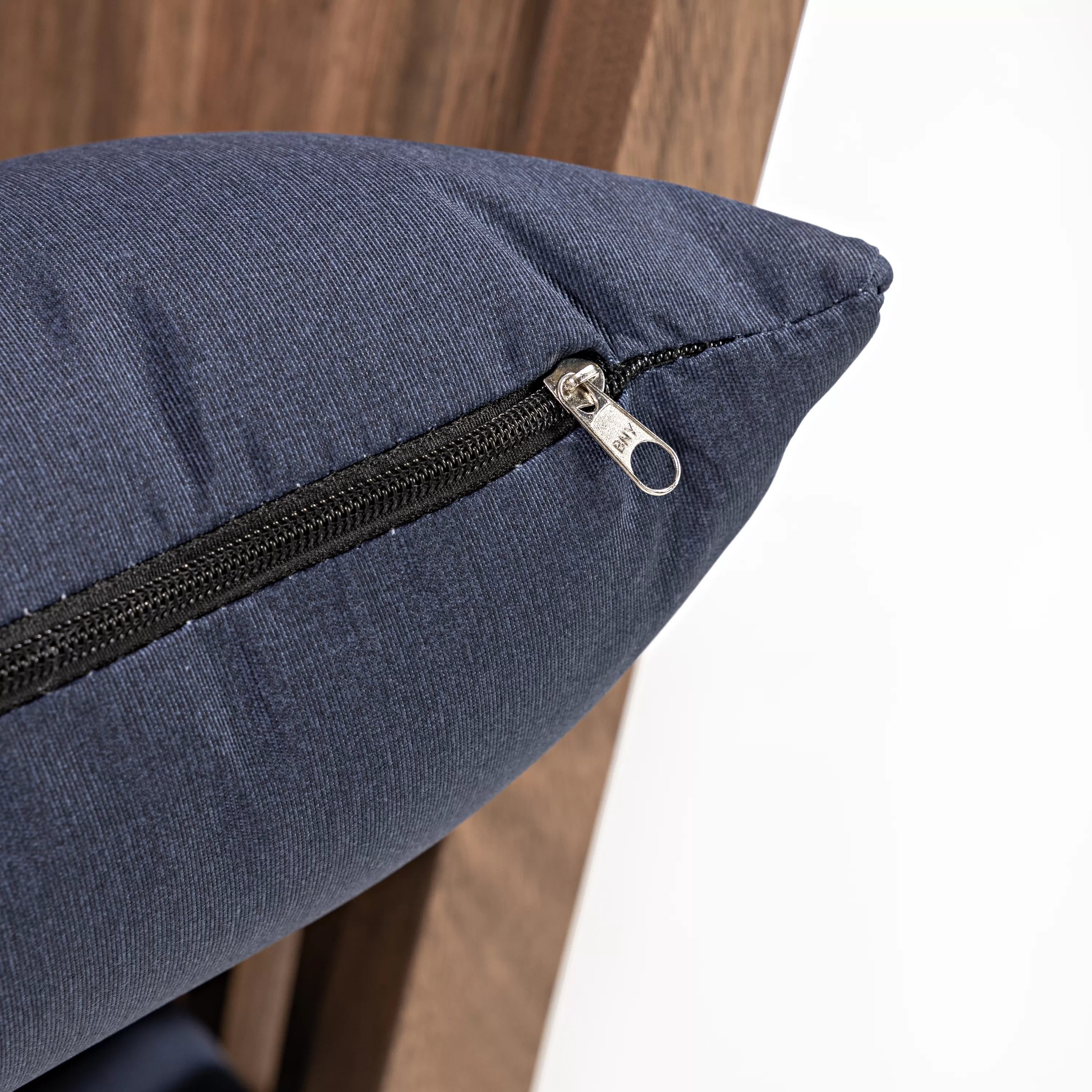 Sofá Riade para Área Gourmet em Madeira com assento e encosto estofados - 2 Lugares | Acabamento em Verniz - Espaço Casa e Jardim