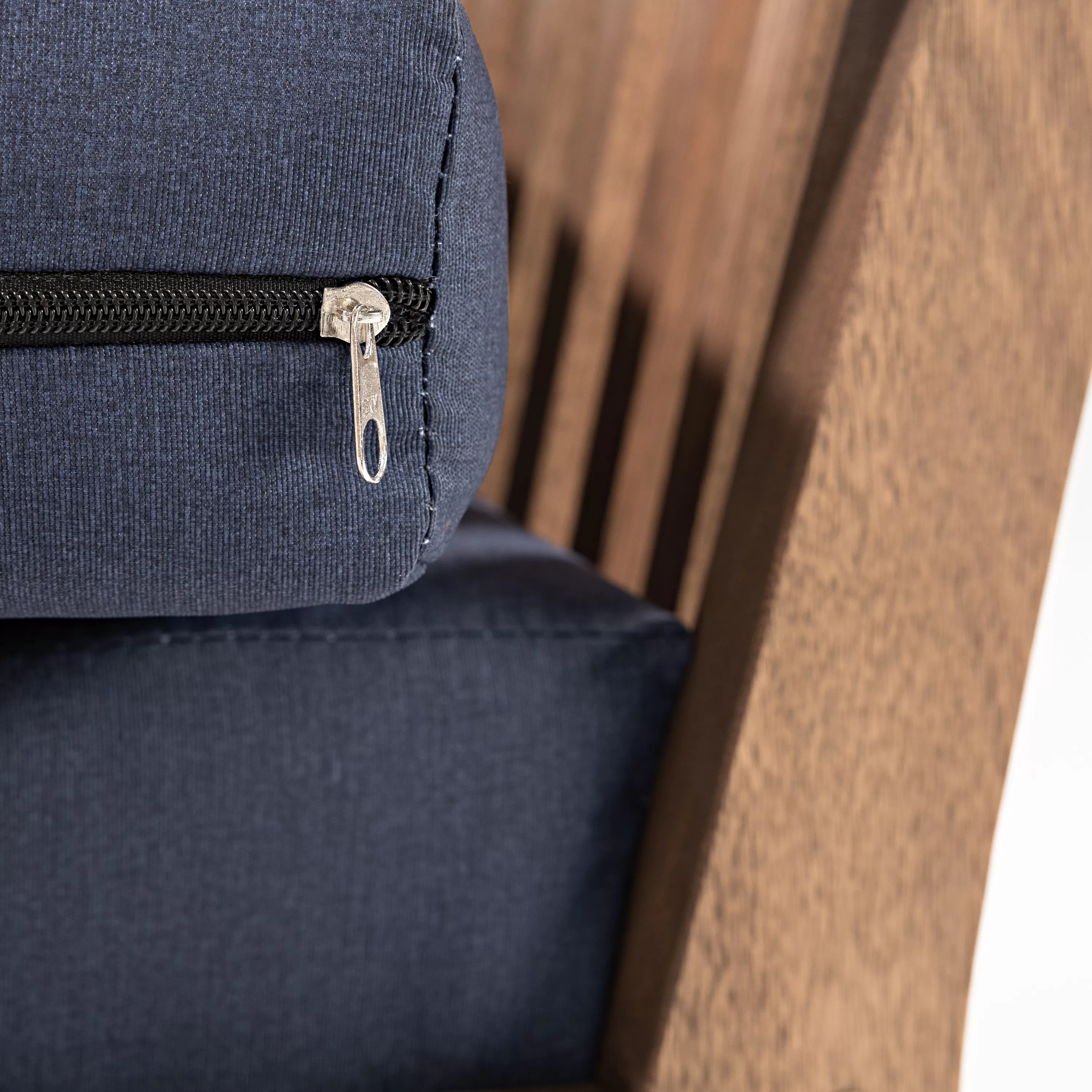 Sofá Riade para Área Gourmet em Madeira com assento e encosto estofados - 2 Lugares | Acabamento em Verniz - Espaço Casa e Jardim