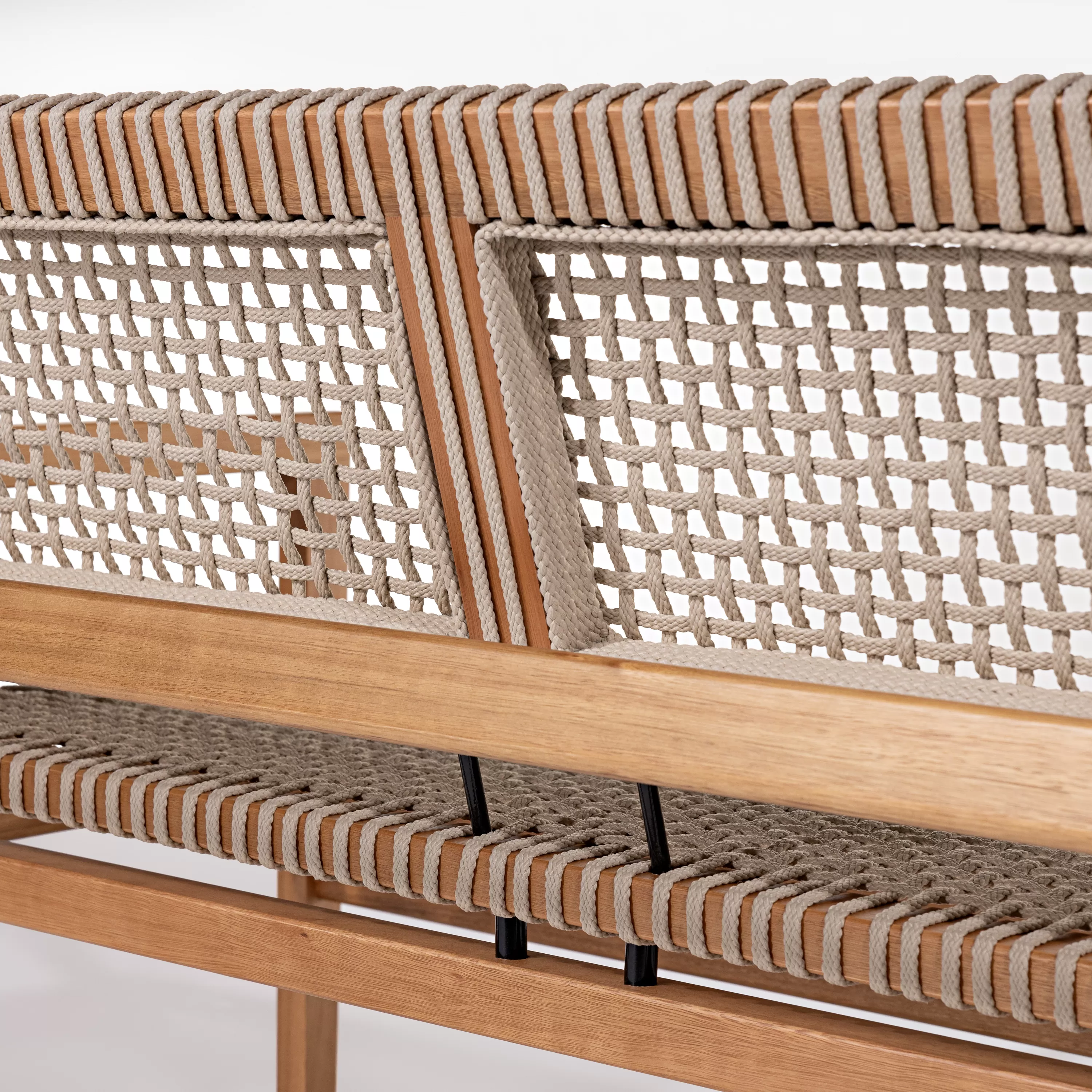 Sofá Levez em madeira e corda náutica | Acabamento em Verniz - Espaço Casa e Jardim