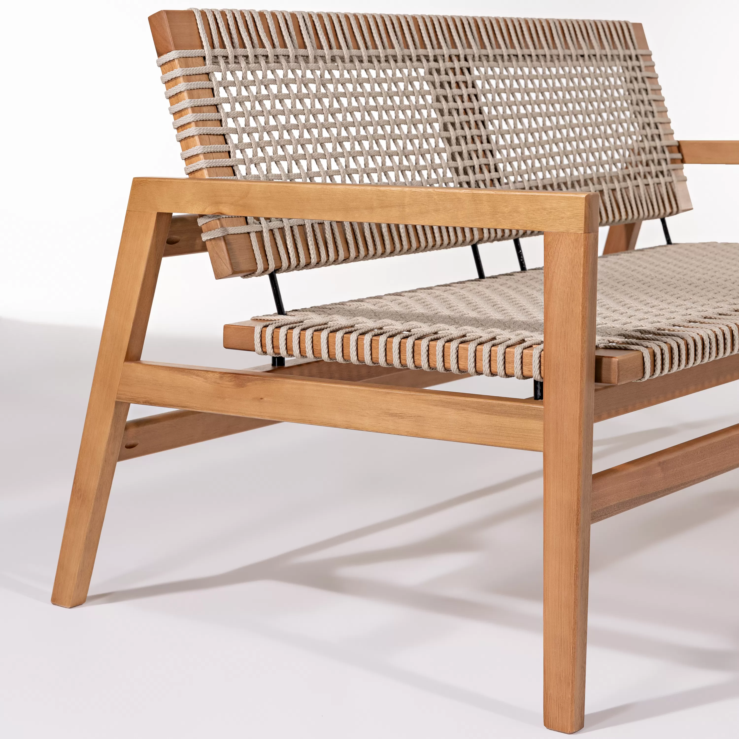 Sofá Levez em madeira e corda náutica | Acabamento em Verniz - Espaço Casa e Jardim