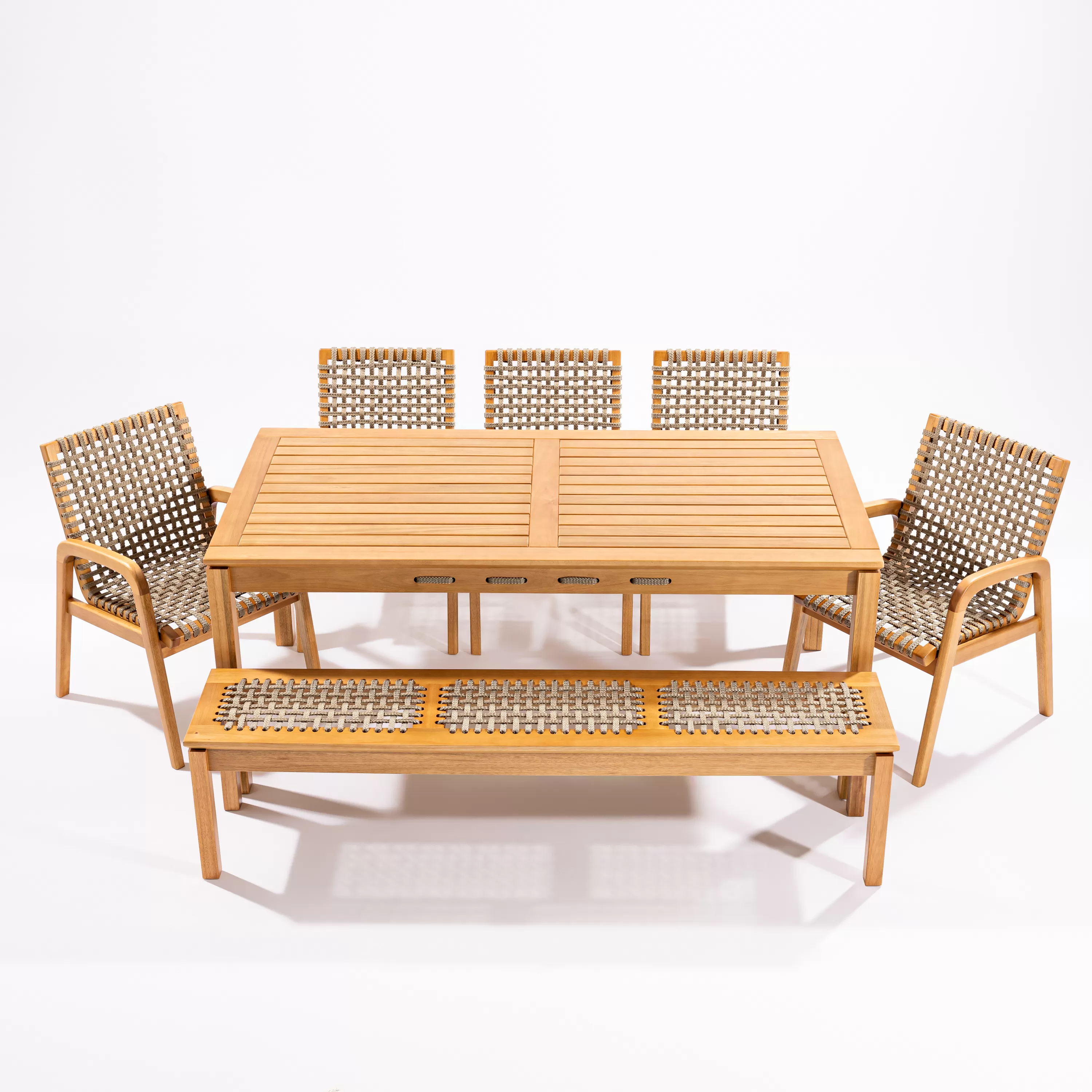 Mesa de Jantar em Madeira Corda Areia e Cores | Linha Traço - Alt. 0,75 cm X Larg. 1,40 cm X Prof. 0,93 Cm - Espaço Casa e Jardim