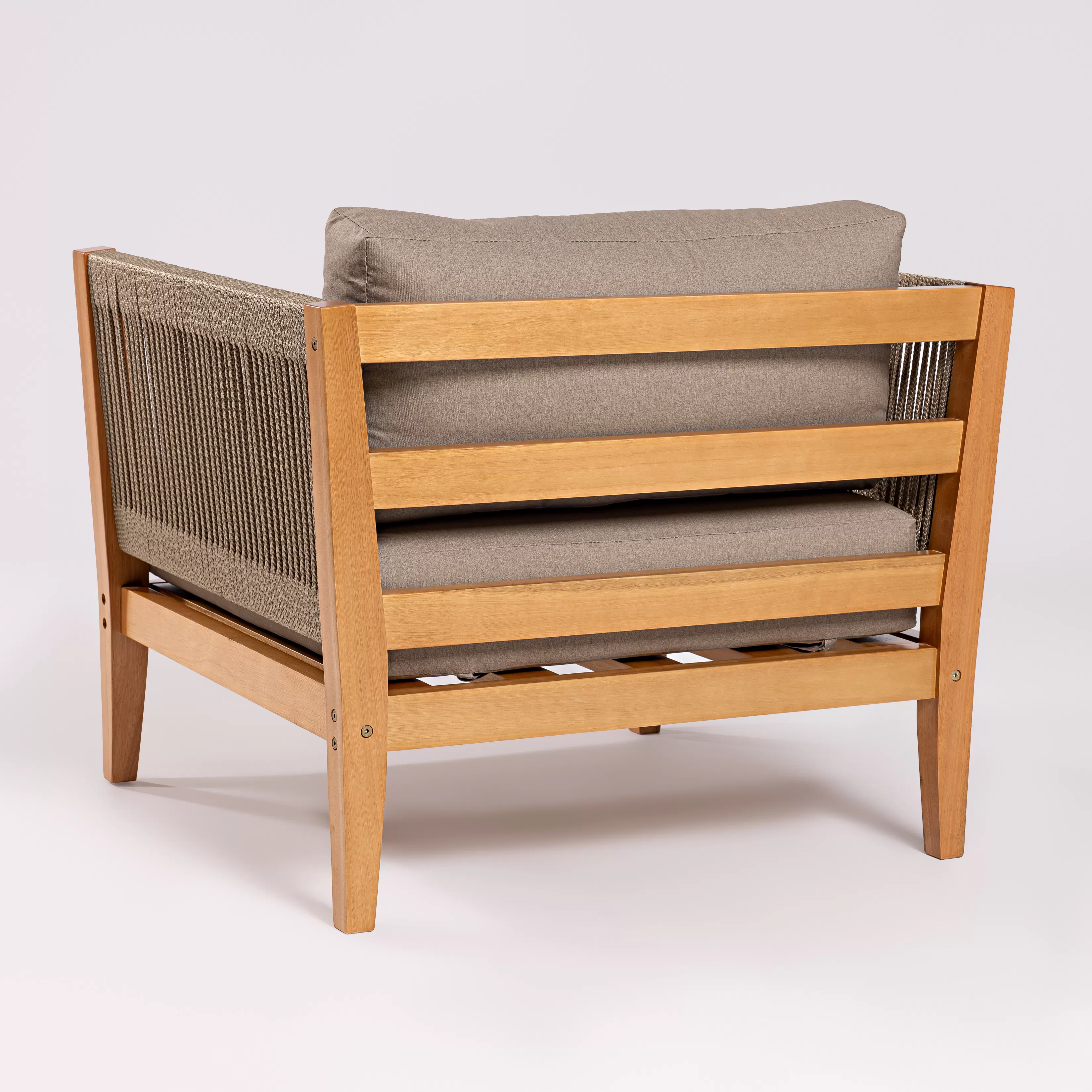 Poltrona Cannes em madeira, com assento e encosto estofado e laterais em corda náutica | Acabamento em Verniz - Espaço Casa e Jardim