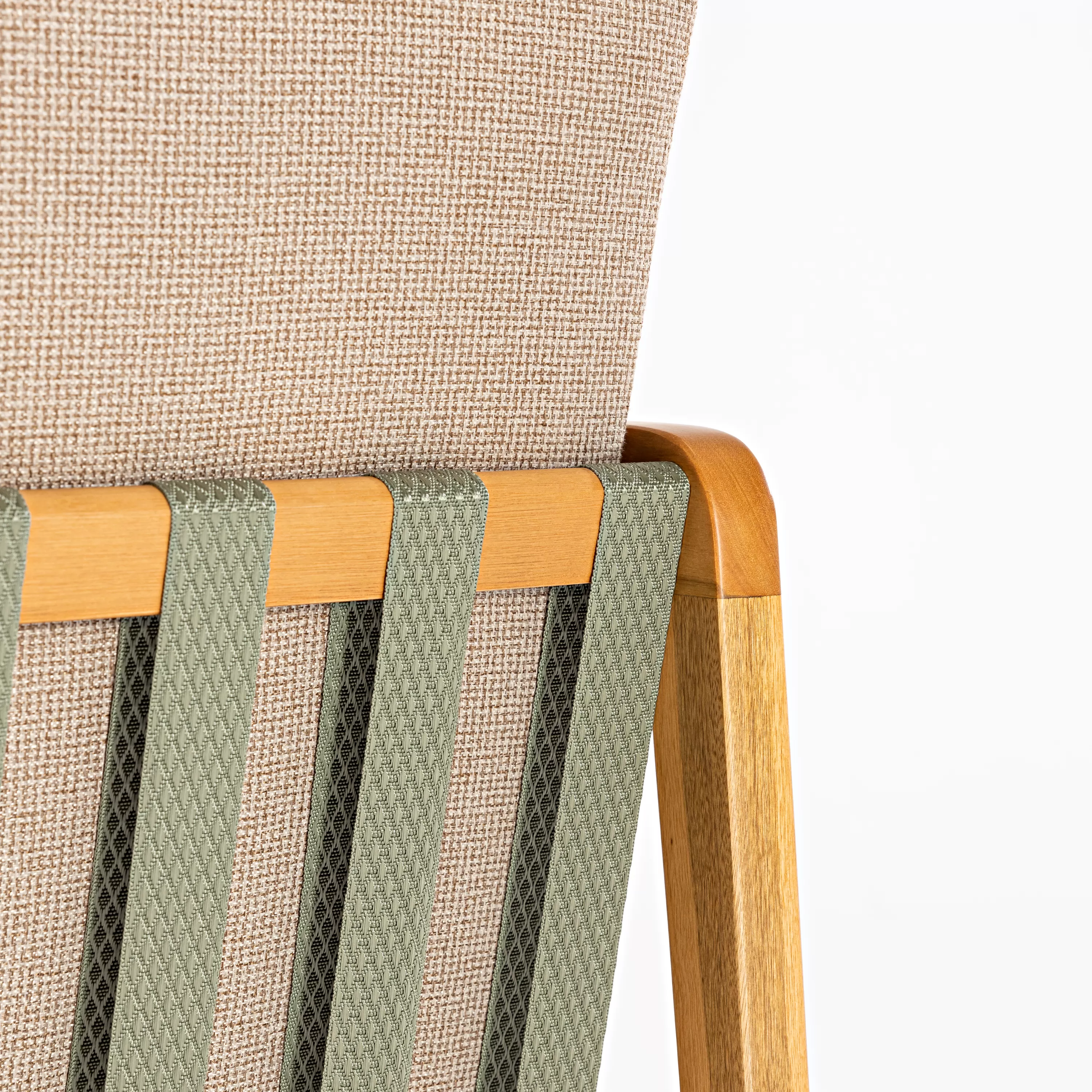 Poltrona Lilac em madeira, com assento e encosto estofado | Acabamento em Verniz - Espaço Casa e Jardim