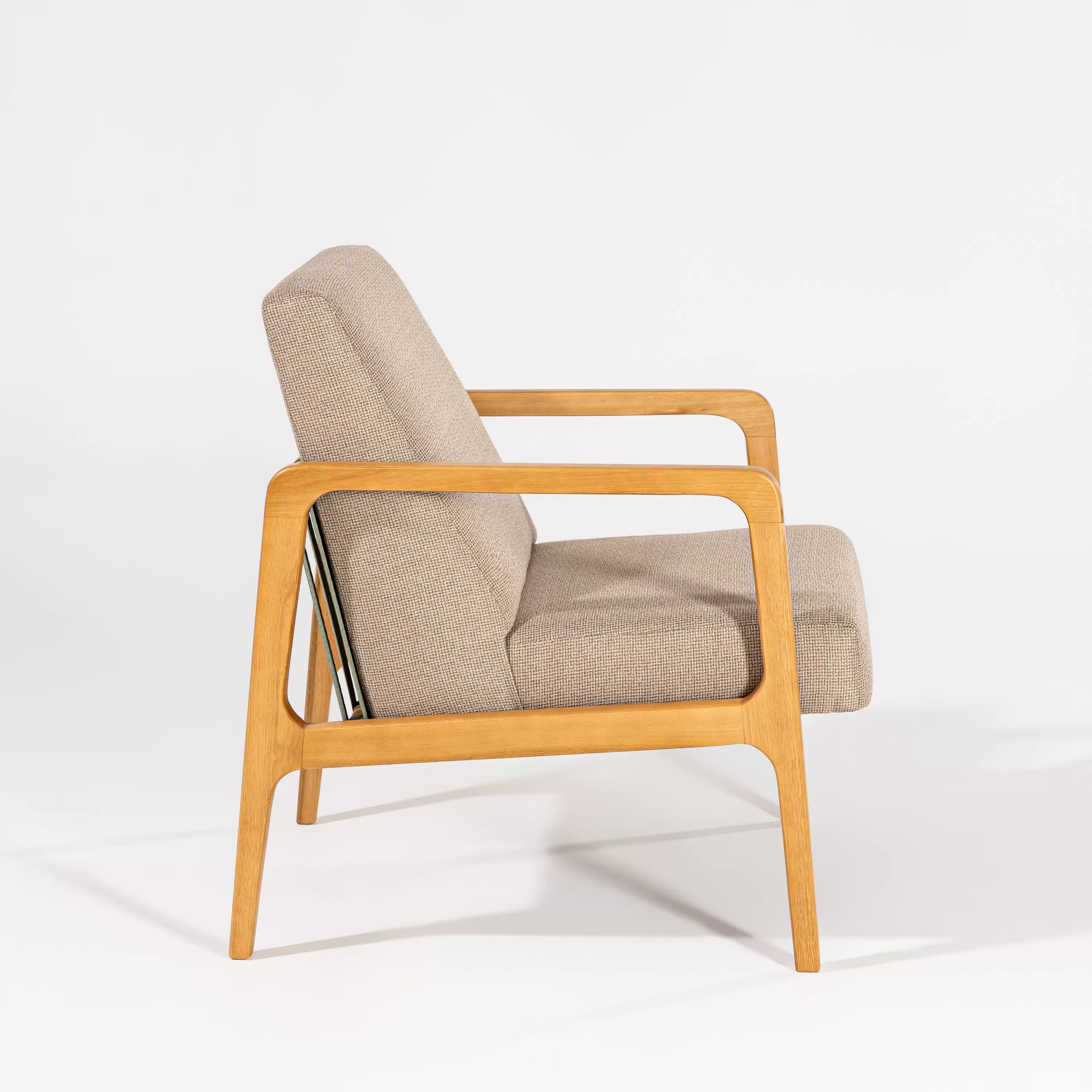 Poltrona Lilac em madeira, com assento e encosto estofado | Acabamento em Verniz - Espaço Casa e Jardim