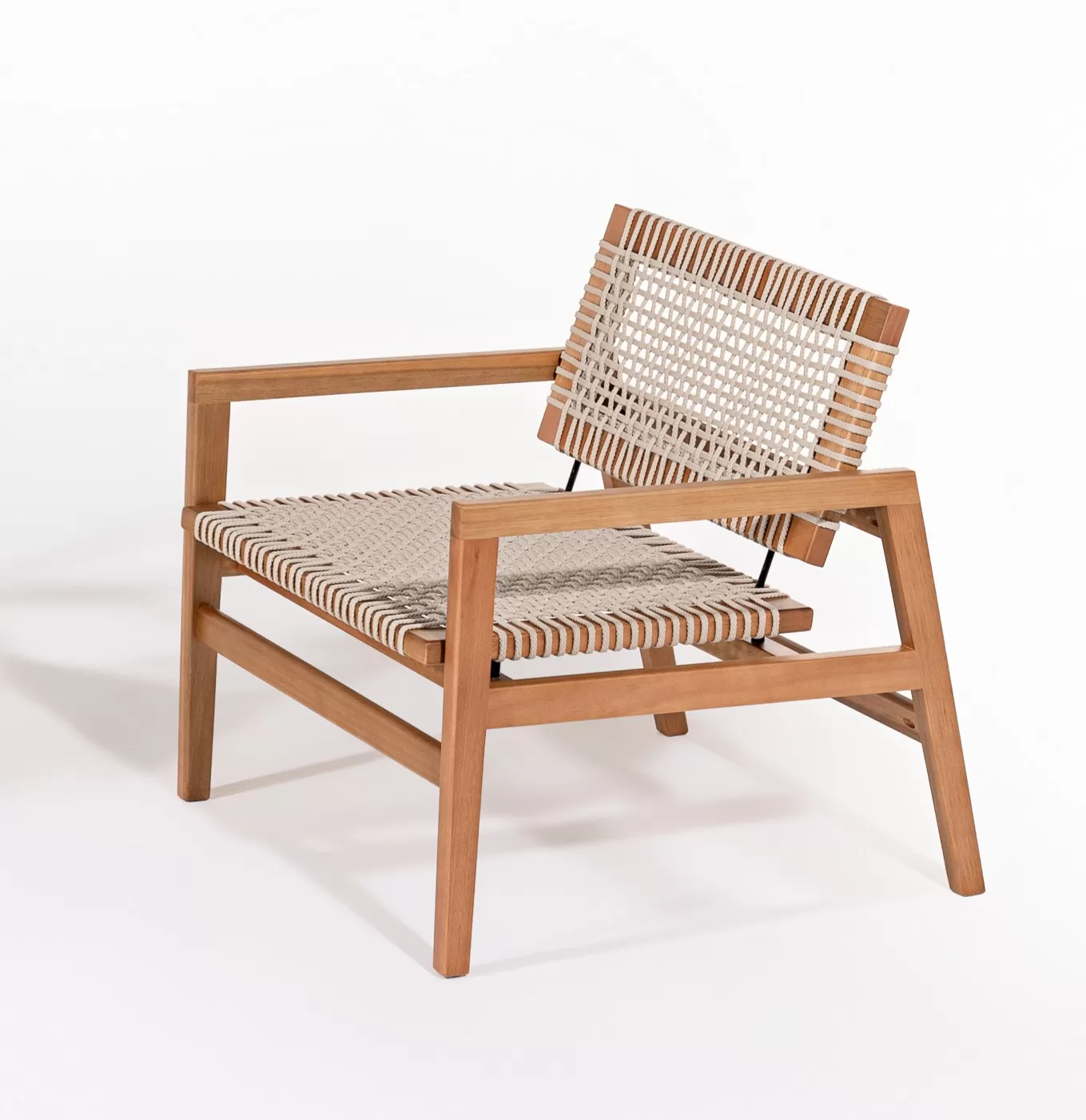 Poltrona Levez em madeira e corda náutica | Acabamento em Verniz - Espaço Casa e Jardim