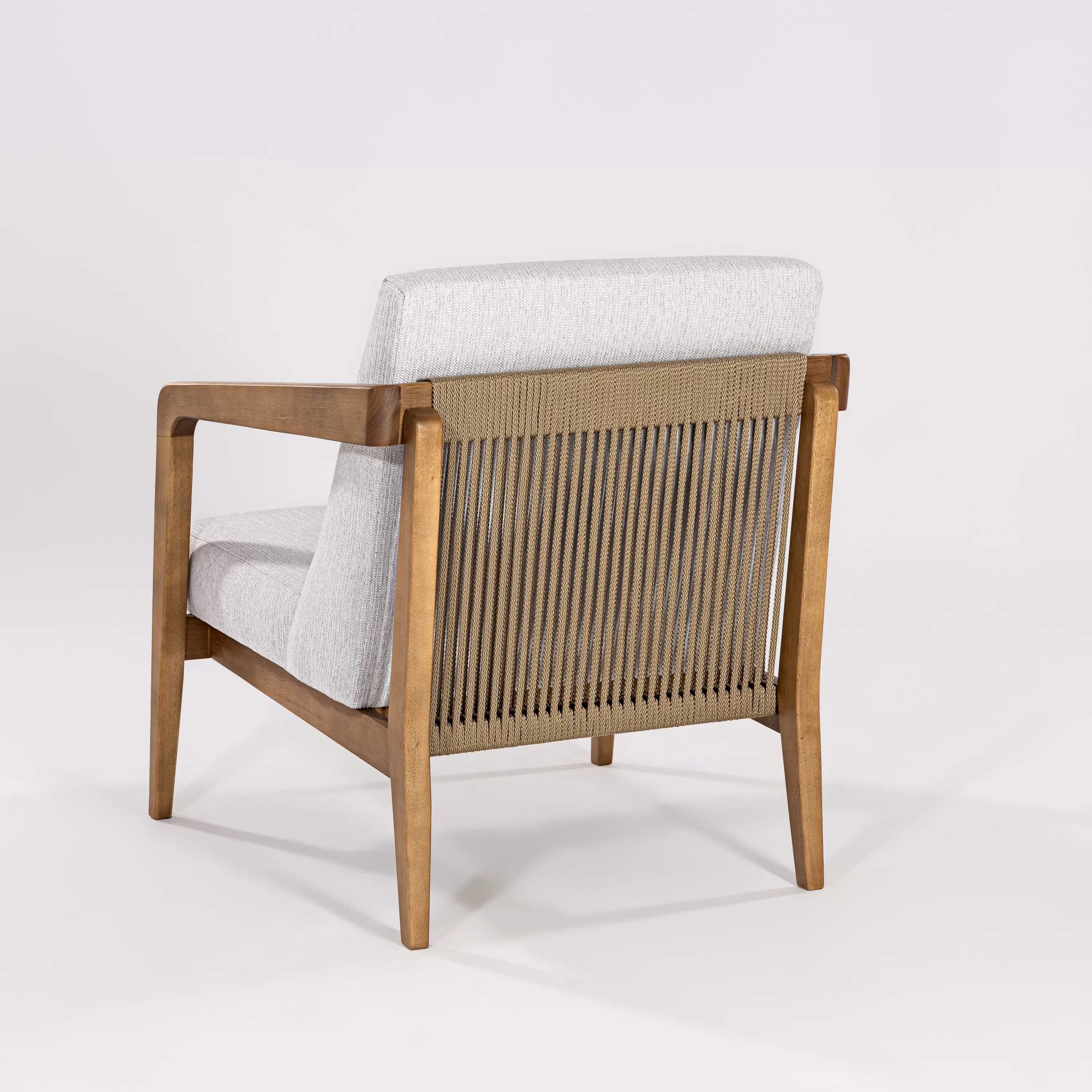 Poltrona Kiel em madeira, com assento estofado e encosto em corda náutica (acompanha almofada no encosto) | Acabamento em Verniz - Espaço Casa e Jardim