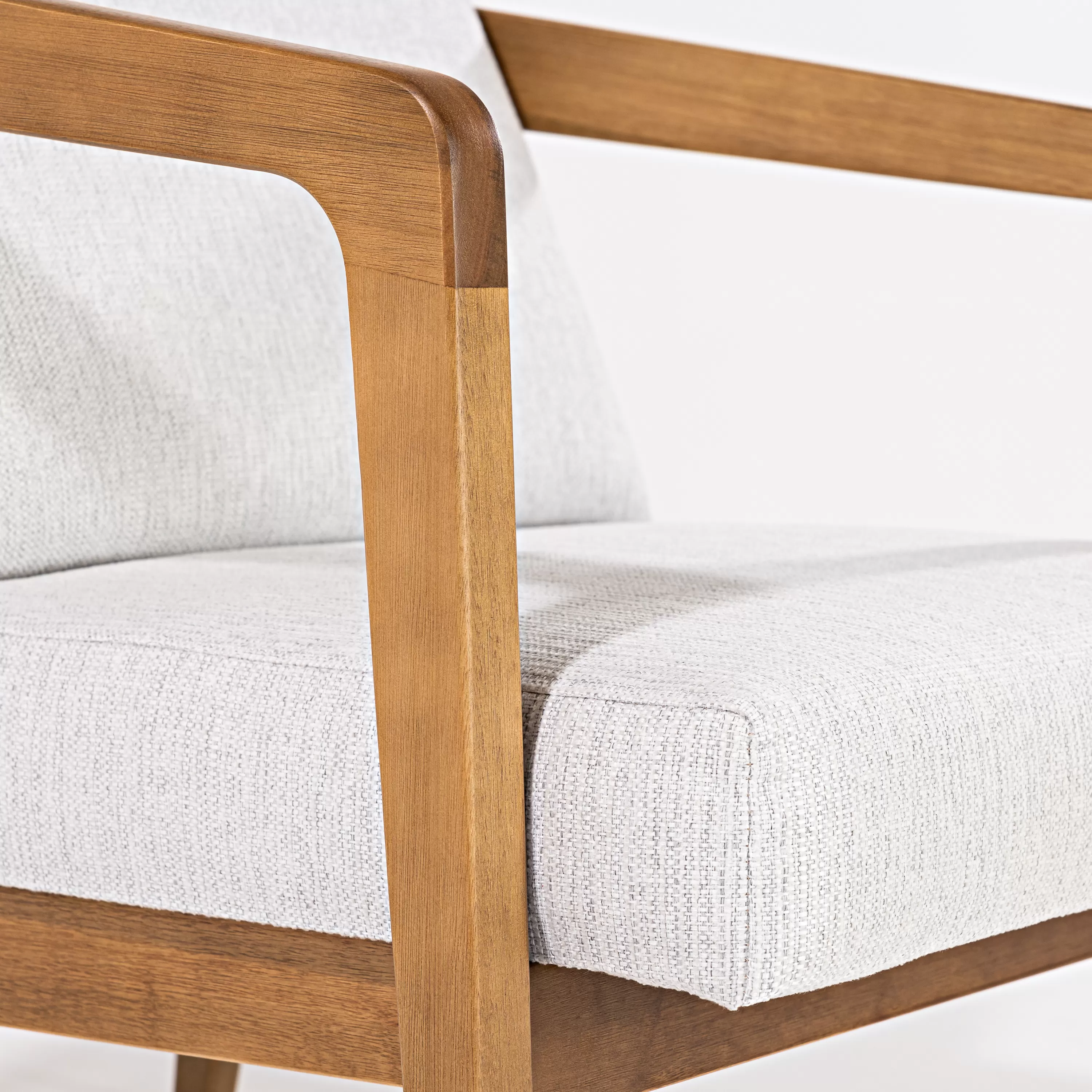 Poltrona Kiel em madeira, com assento estofado e encosto em corda náutica (acompanha almofada no encosto) | Acabamento em Verniz - Espaço Casa e Jardim