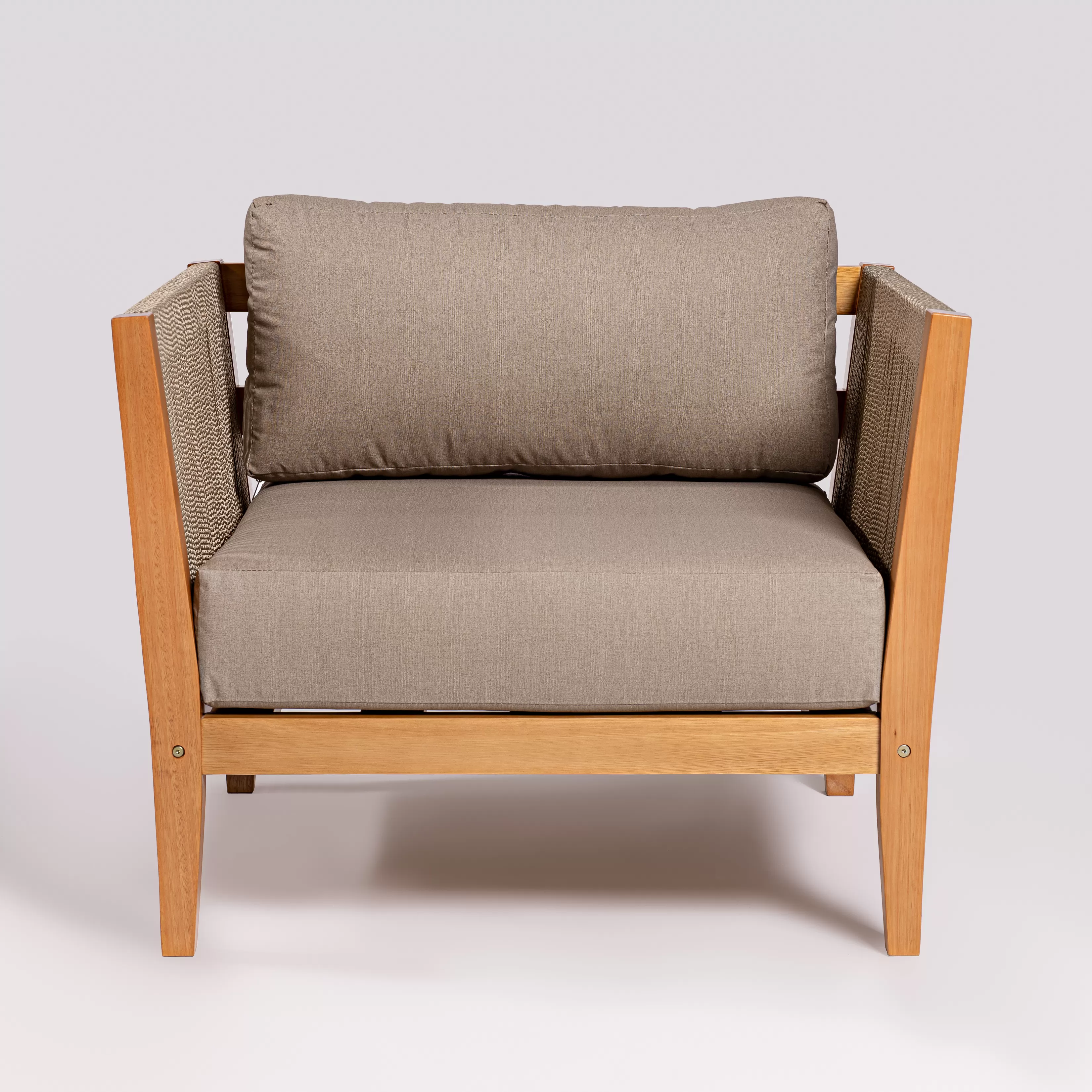 Poltrona Cannes em madeira, com assento e encosto estofado e laterais em corda náutica | Acabamento em Verniz - Espaço Casa e Jardim