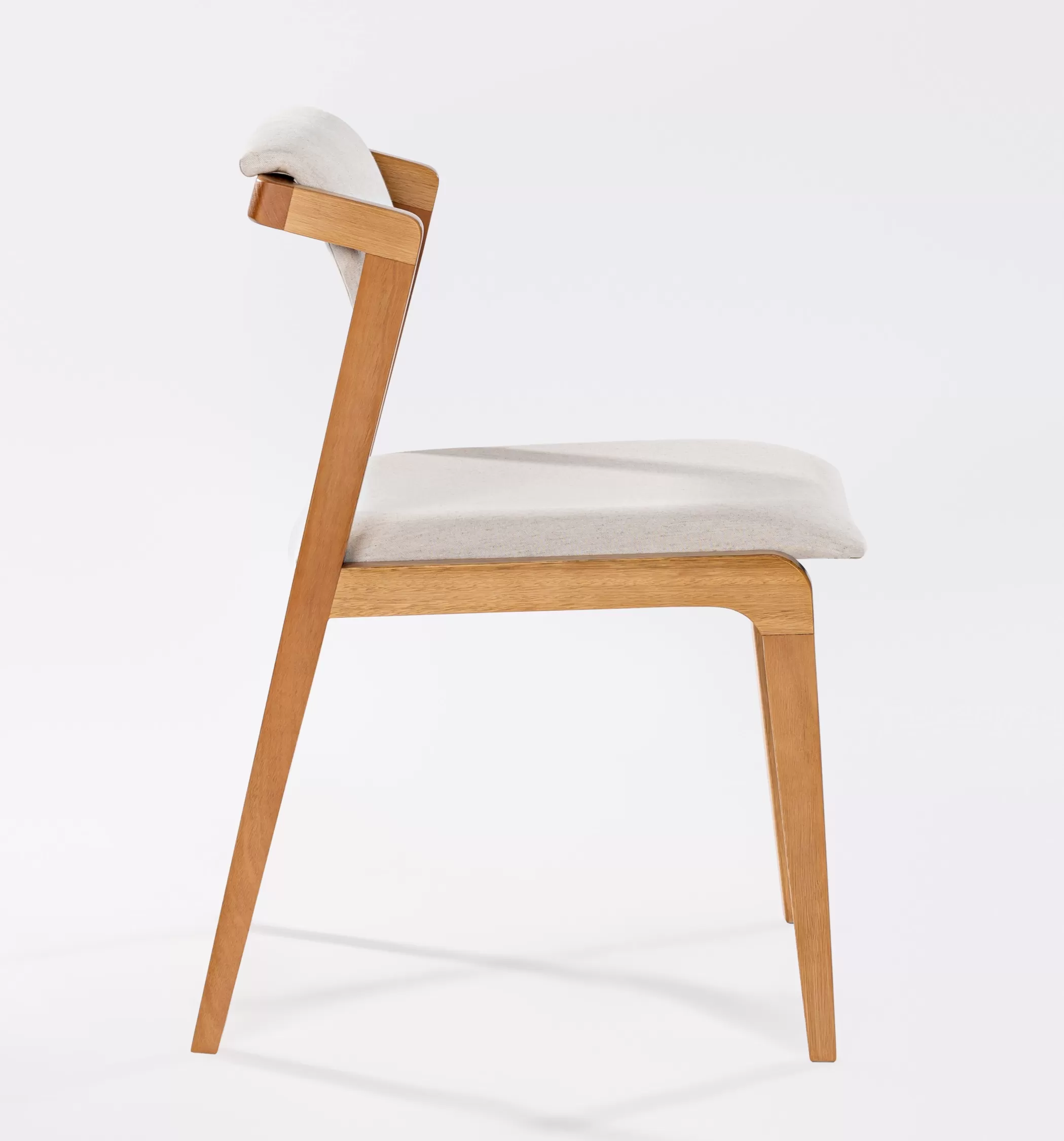 Cadeira Davos para Área Gourmet em Madeira, assento e encosto estofado | Acabamento em Verniz - Espaço Casa e Jardim