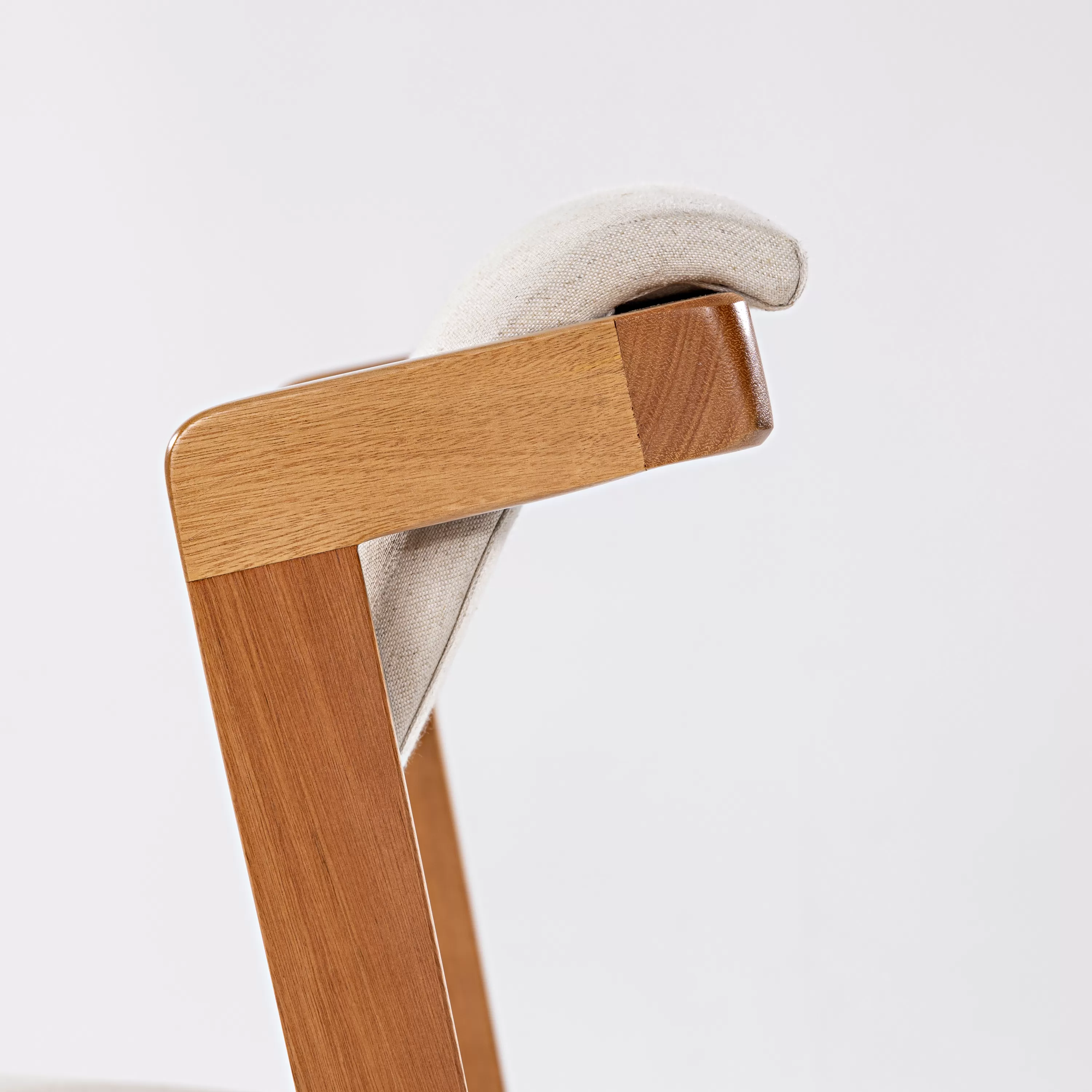 Cadeira Davos para Área Gourmet em Madeira, assento e encosto estofado | Acabamento em Verniz - Espaço Casa e Jardim