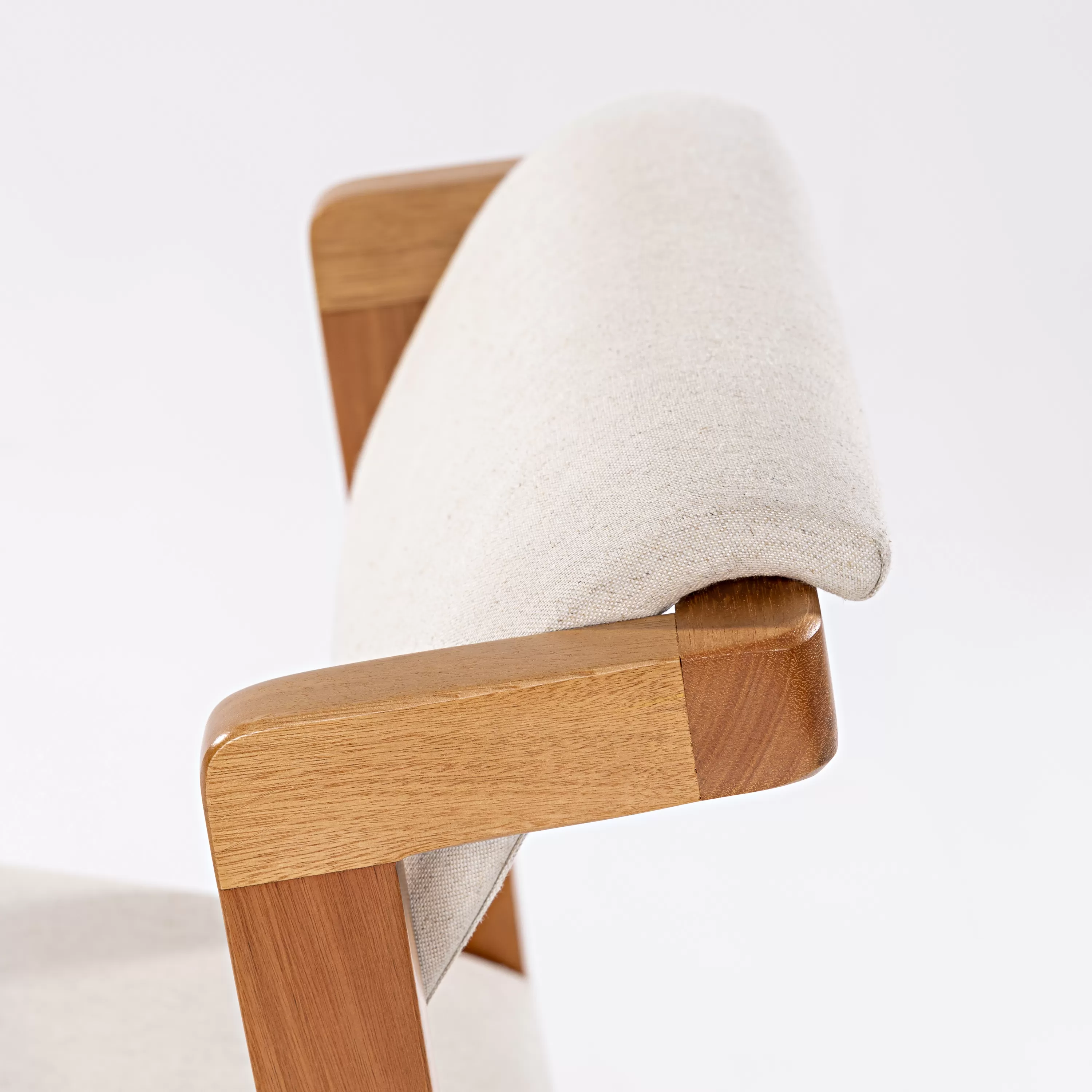 Cadeira Davos para Área Gourmet em Madeira, assento e encosto estofado | Acabamento em Verniz - Espaço Casa e Jardim