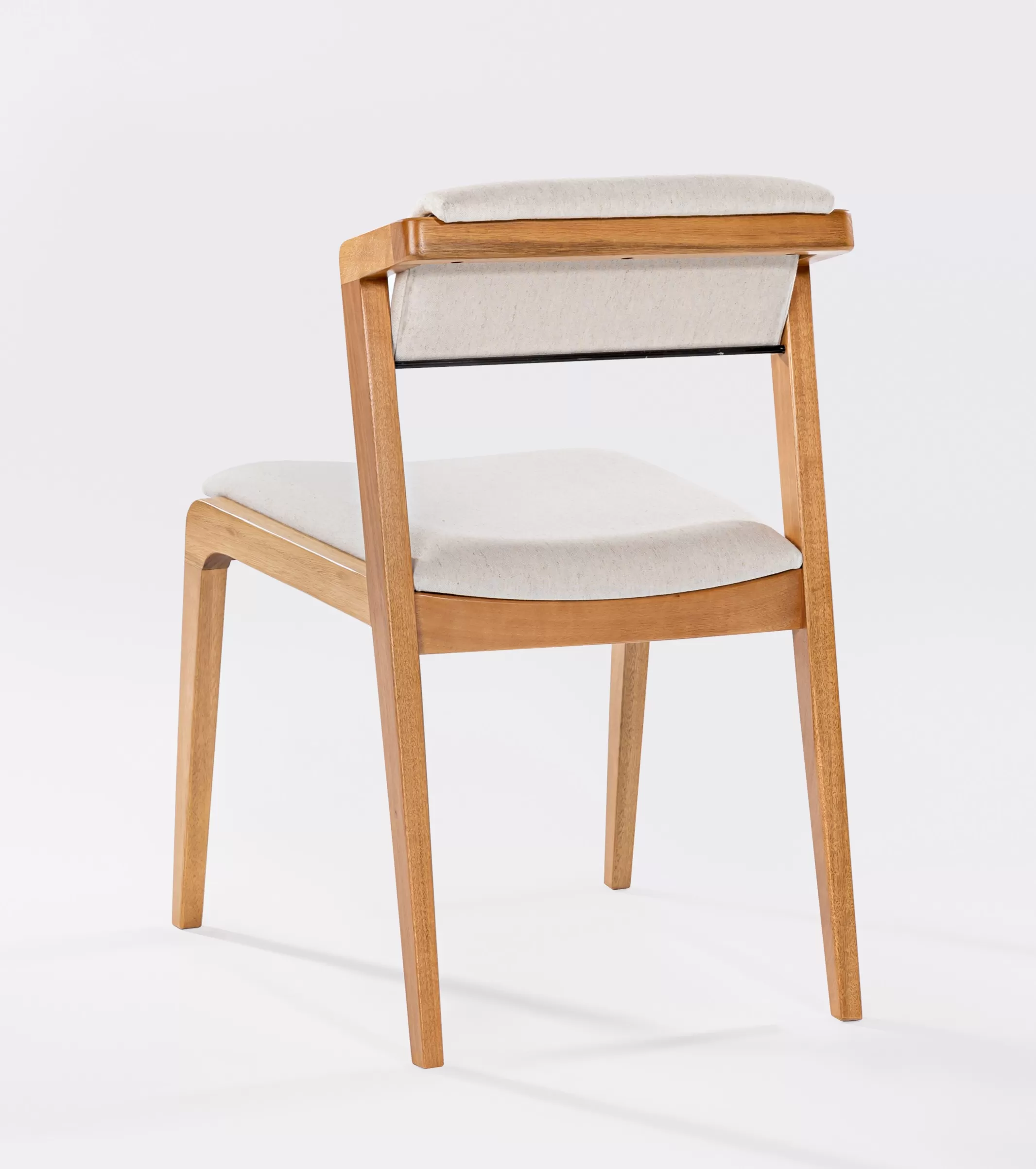 Cadeira Davos para Área Gourmet em Madeira, assento e encosto estofado | Acabamento em Verniz - Espaço Casa e Jardim