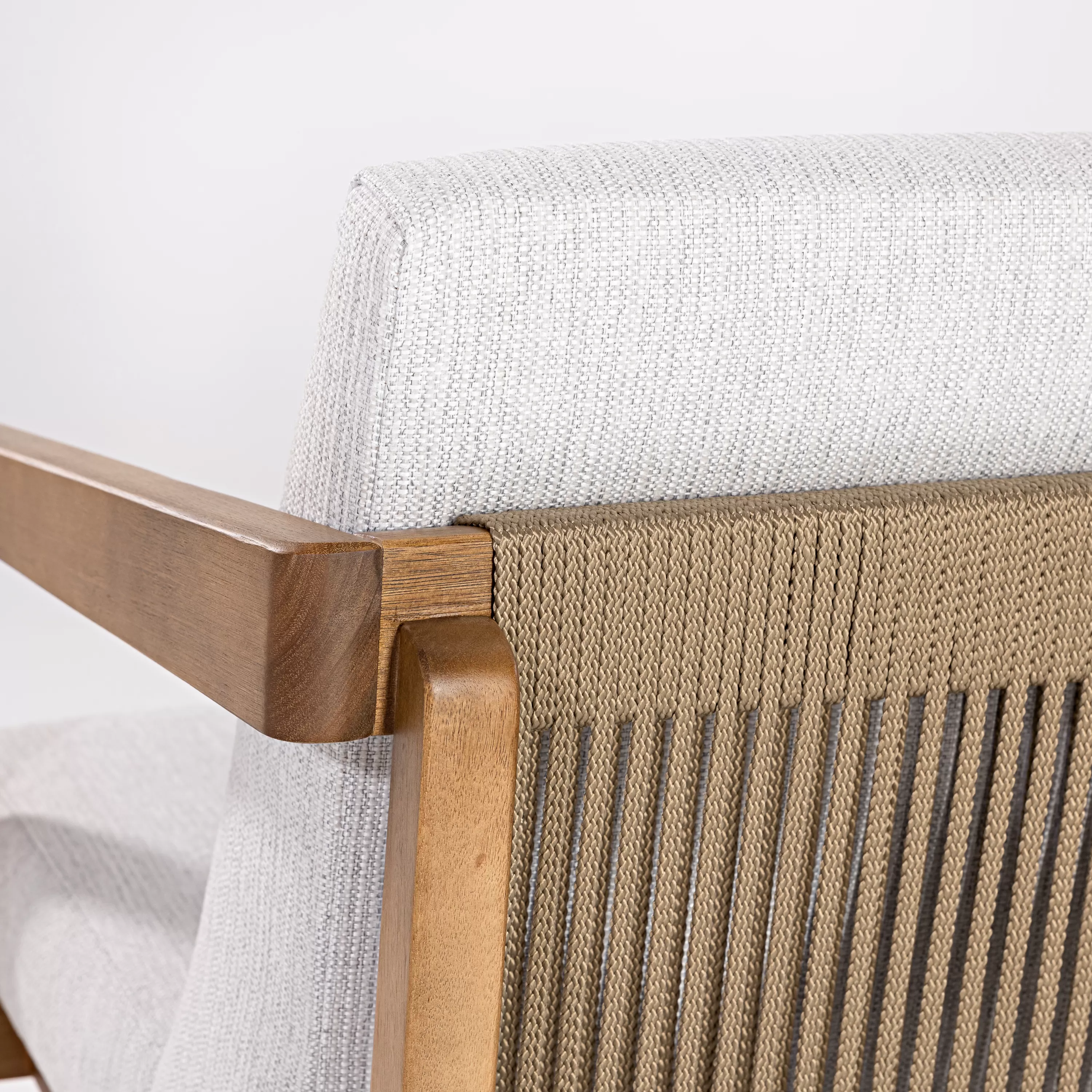 Poltrona Kiel em madeira, com assento estofado e encosto em corda náutica (acompanha almofada no encosto) | Acabamento em Verniz - Espaço Casa e Jardim
