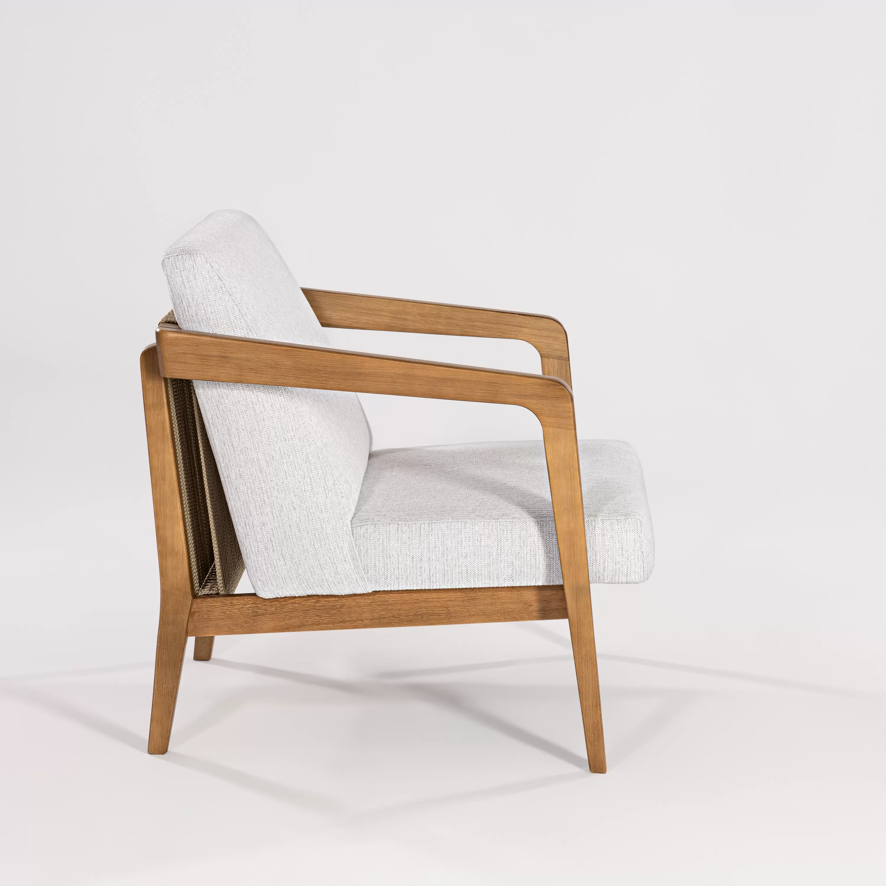 Poltrona Kiel em madeira, com assento estofado e encosto em corda náutica (acompanha almofada no encosto) | Acabamento em Verniz - Espaço Casa e Jardim