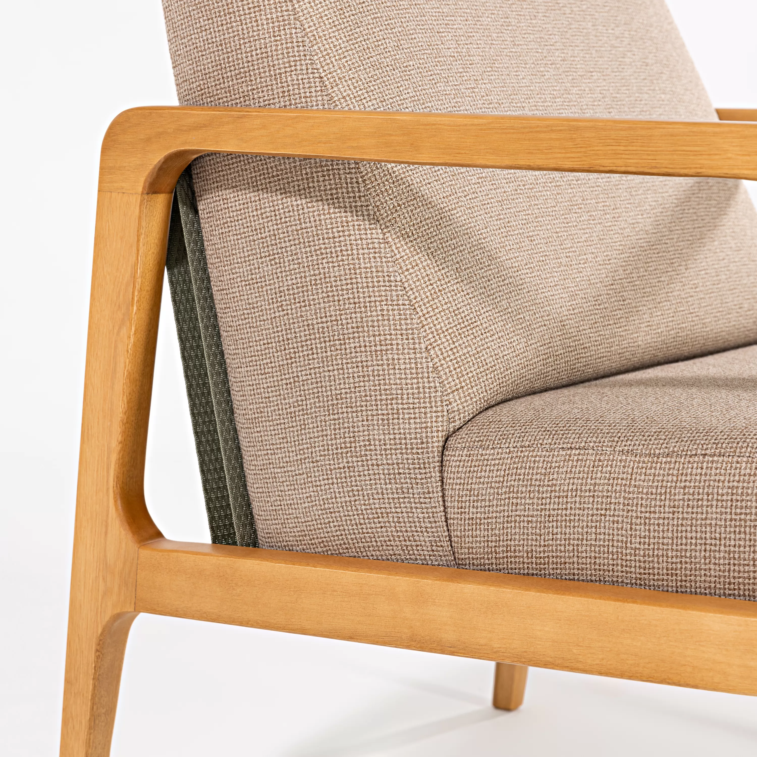 Poltrona Lilac em madeira, com assento e encosto estofado | Acabamento em Verniz - Espaço Casa e Jardim