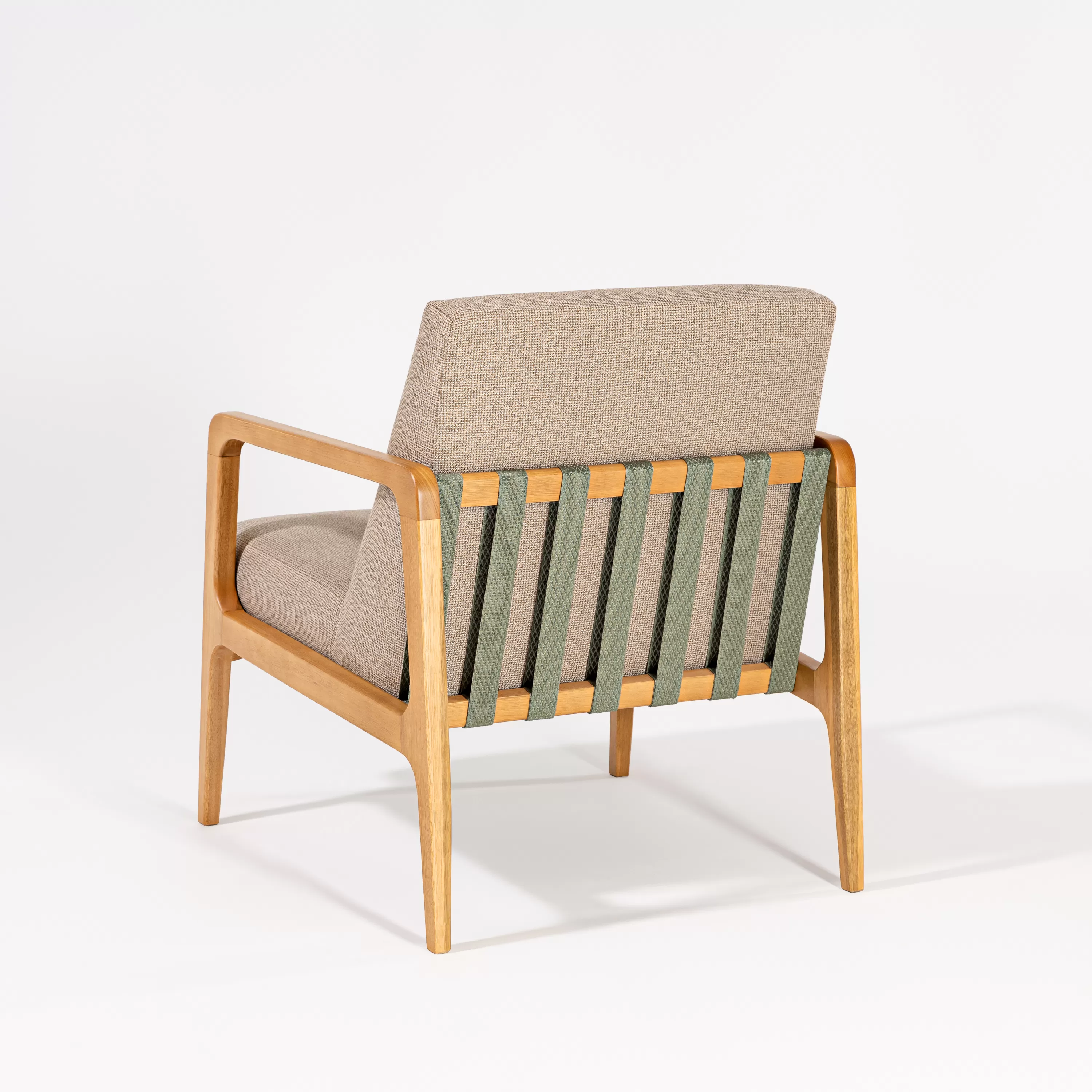 Poltrona Lilac em madeira, com assento e encosto estofado | Acabamento em Verniz - Espaço Casa e Jardim