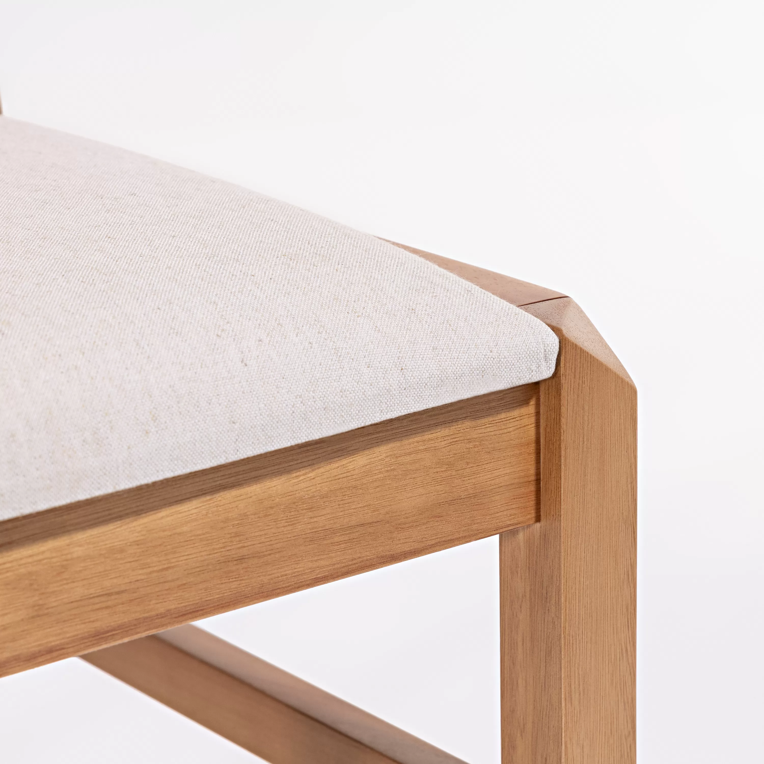 Cadeira Angra para Área Gourmet em Madeira e assento estofado | Acabamento em Verniz - Espaço Casa e Jardim