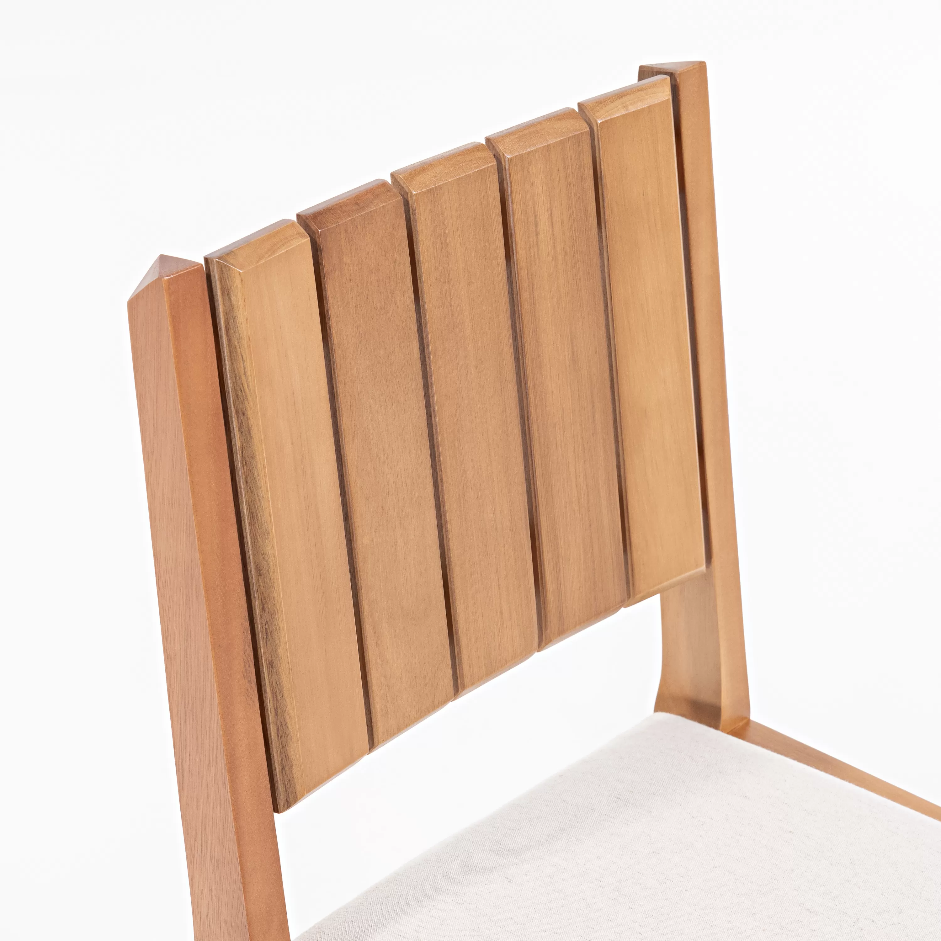 Cadeira Angra para Área Gourmet em Madeira e assento estofado | Acabamento em Verniz - Espaço Casa e Jardim