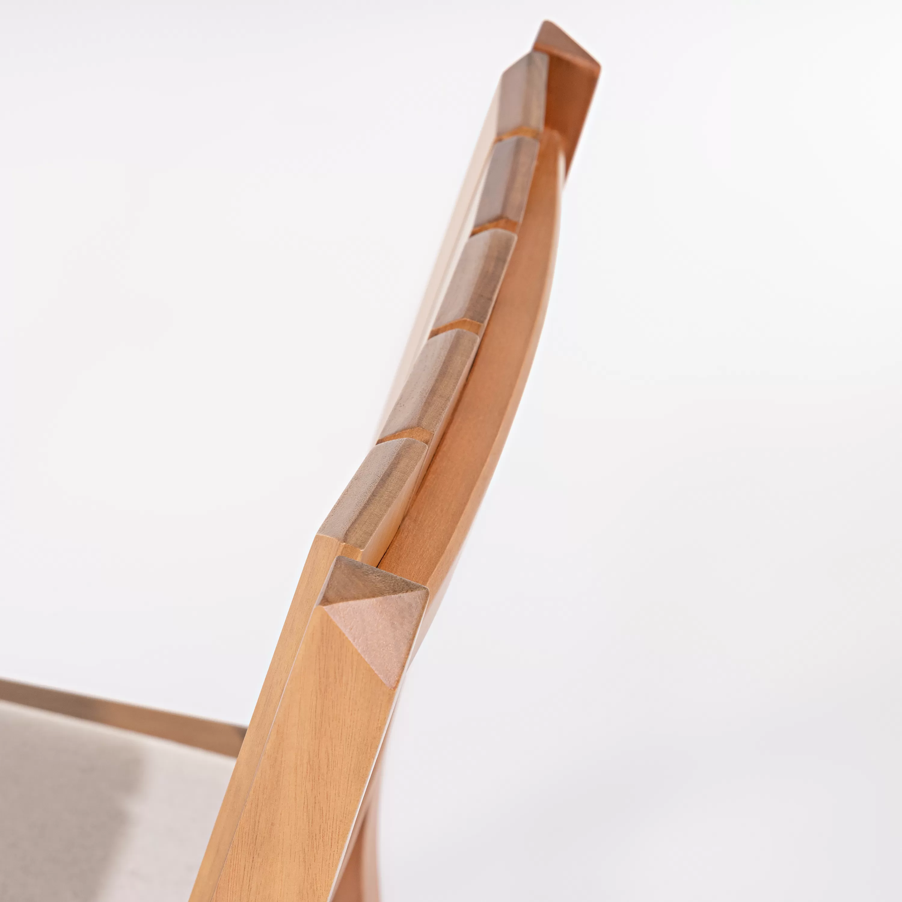 Cadeira Angra para Área Gourmet em Madeira e assento estofado | Acabamento em Verniz - Espaço Casa e Jardim