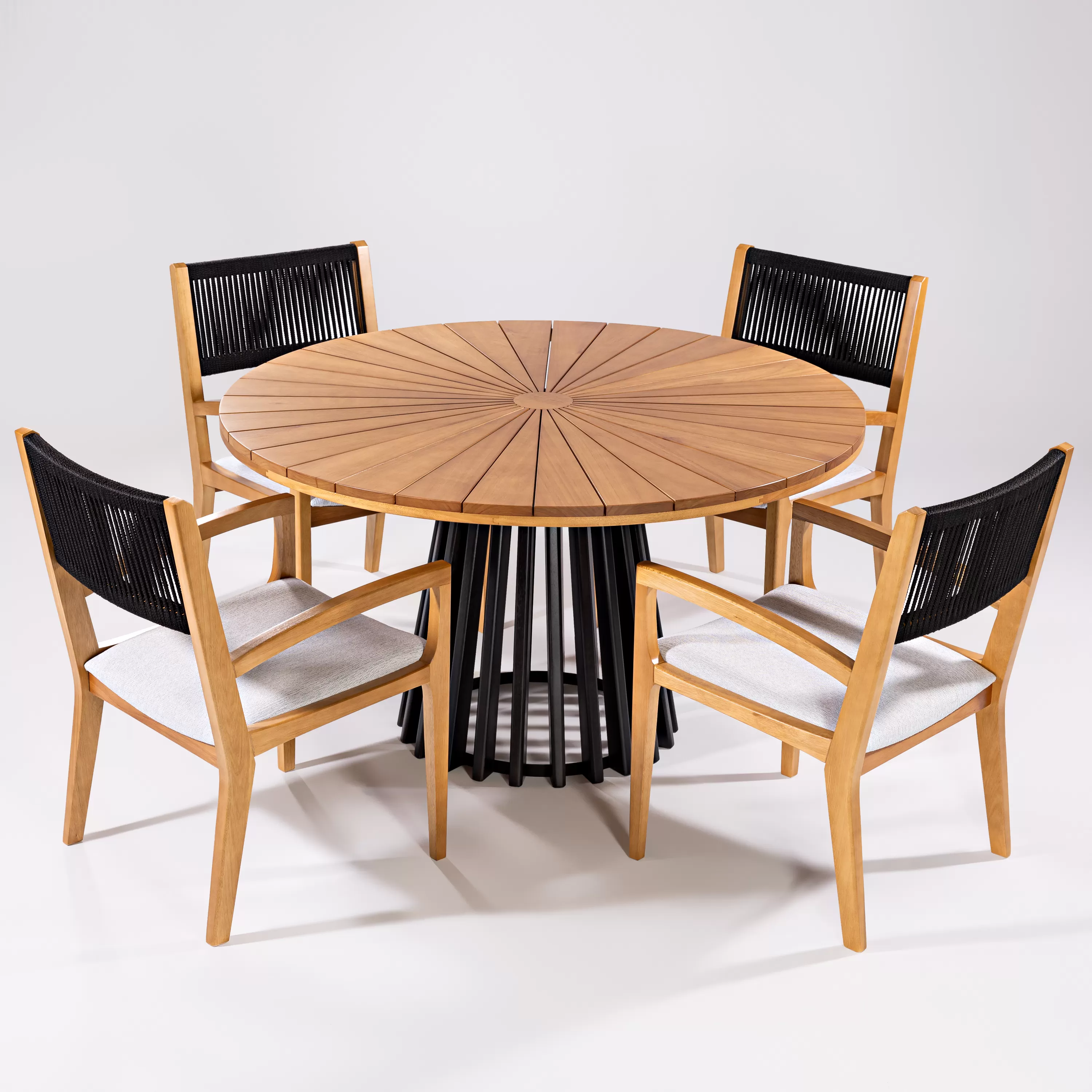 Mesa para Área Gourmet Redonda em Madeira Tune | Acabamento em Verniz - com 1,40 m de diâmetro - Espaço Casa e Jardim