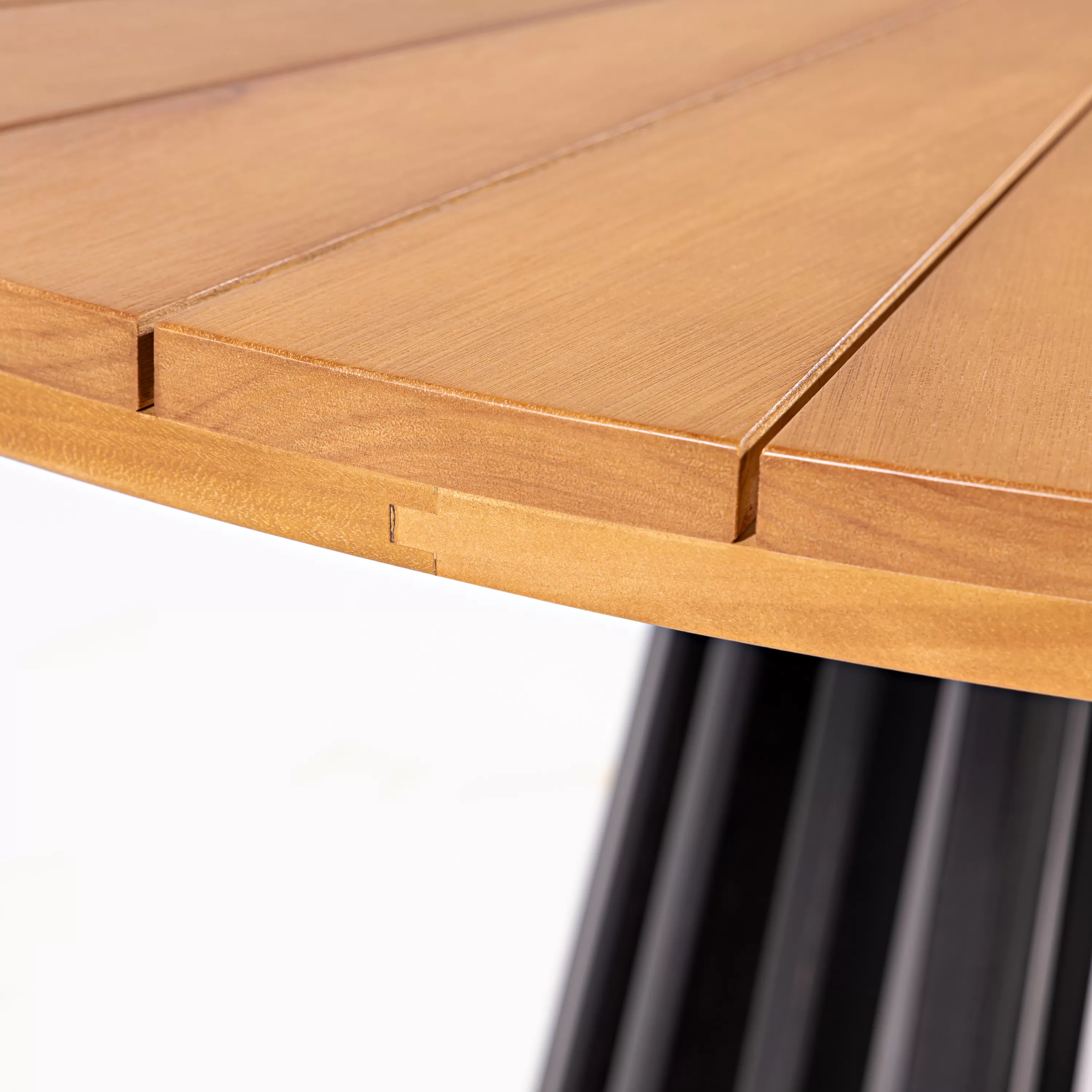 Mesa para Área Gourmet Redonda em Madeira Tune | Acabamento em Verniz - com 1,40 m de diâmetro - Espaço Casa e Jardim